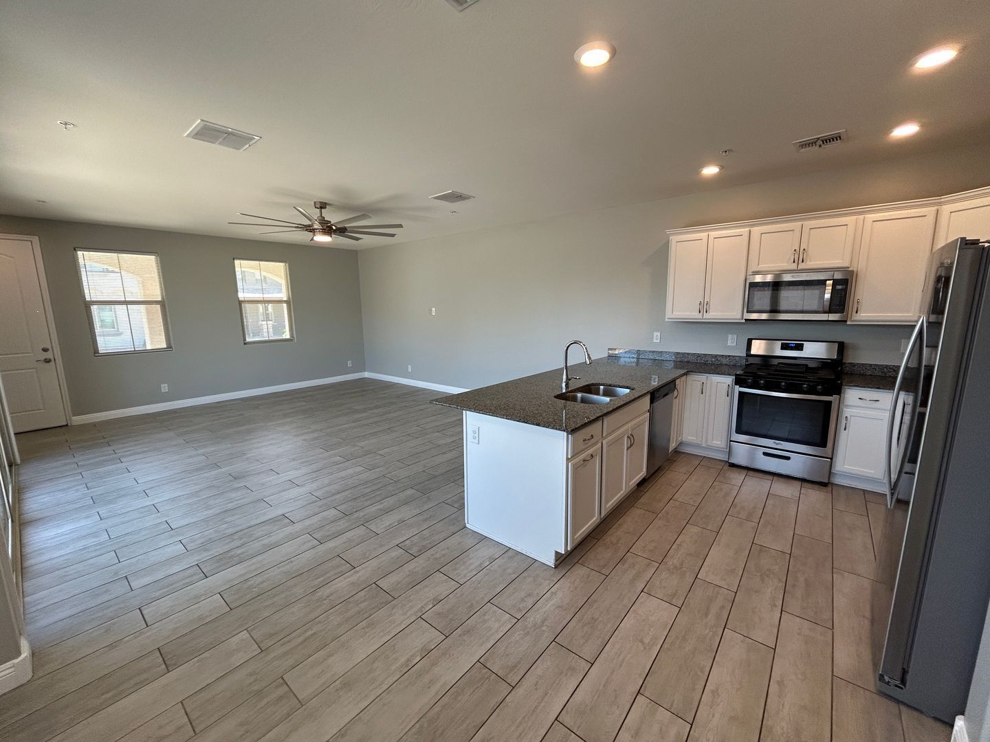 Beautiful Home in Verrado Marketside (3 bedrooms+loft / 2.5 baths) ready for early June move-in property image