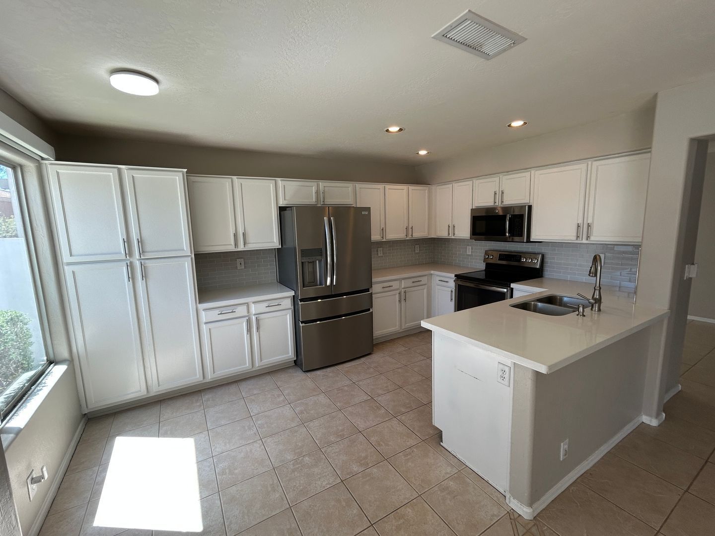 LOCATION LOCATION!! - Fantastic 3 bedroom / 2.5 bathroom PLUS DEN in Tatum Ranch ready for immediate move-in property image