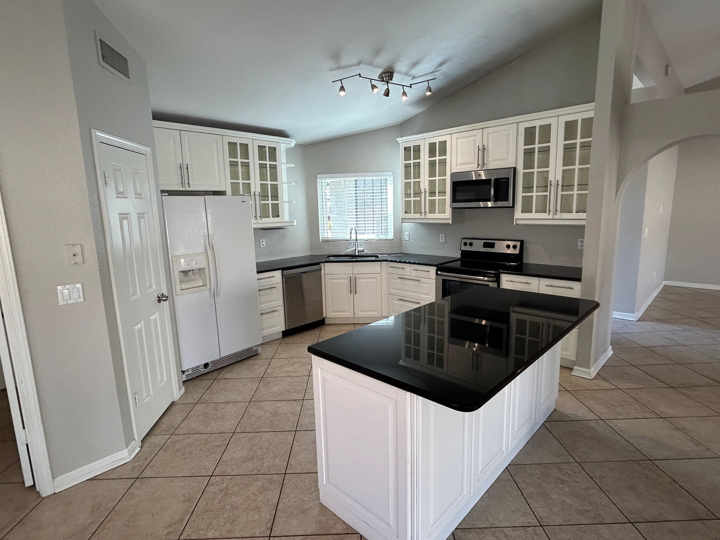Beautiful 3 bedroom / 3 Bath with a Pool- Available Now!! property image