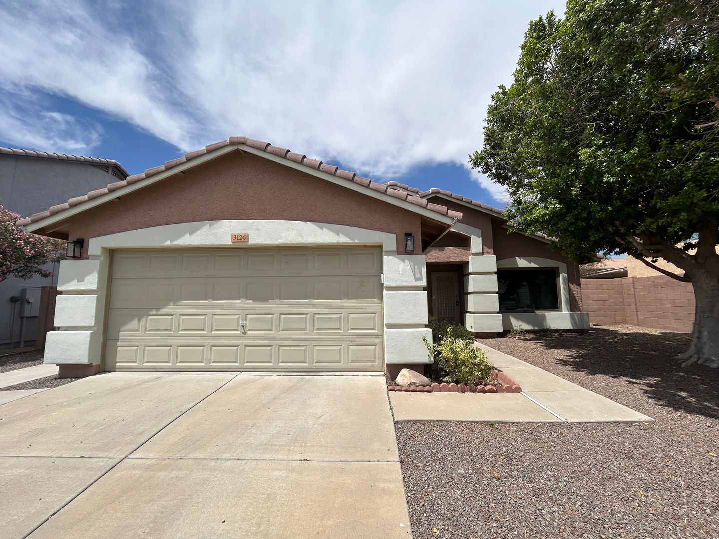 North Phoenix Home (3 bedrooms/2 bathrooms-plus den) ready for immediate move-in property image