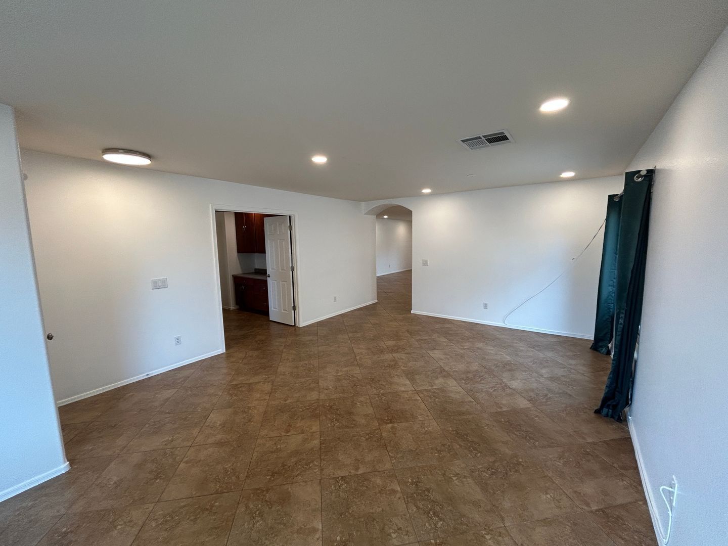 North Phoenix Home (3 bedrooms/2 bathrooms-plus den) ready for immediate move-in property image