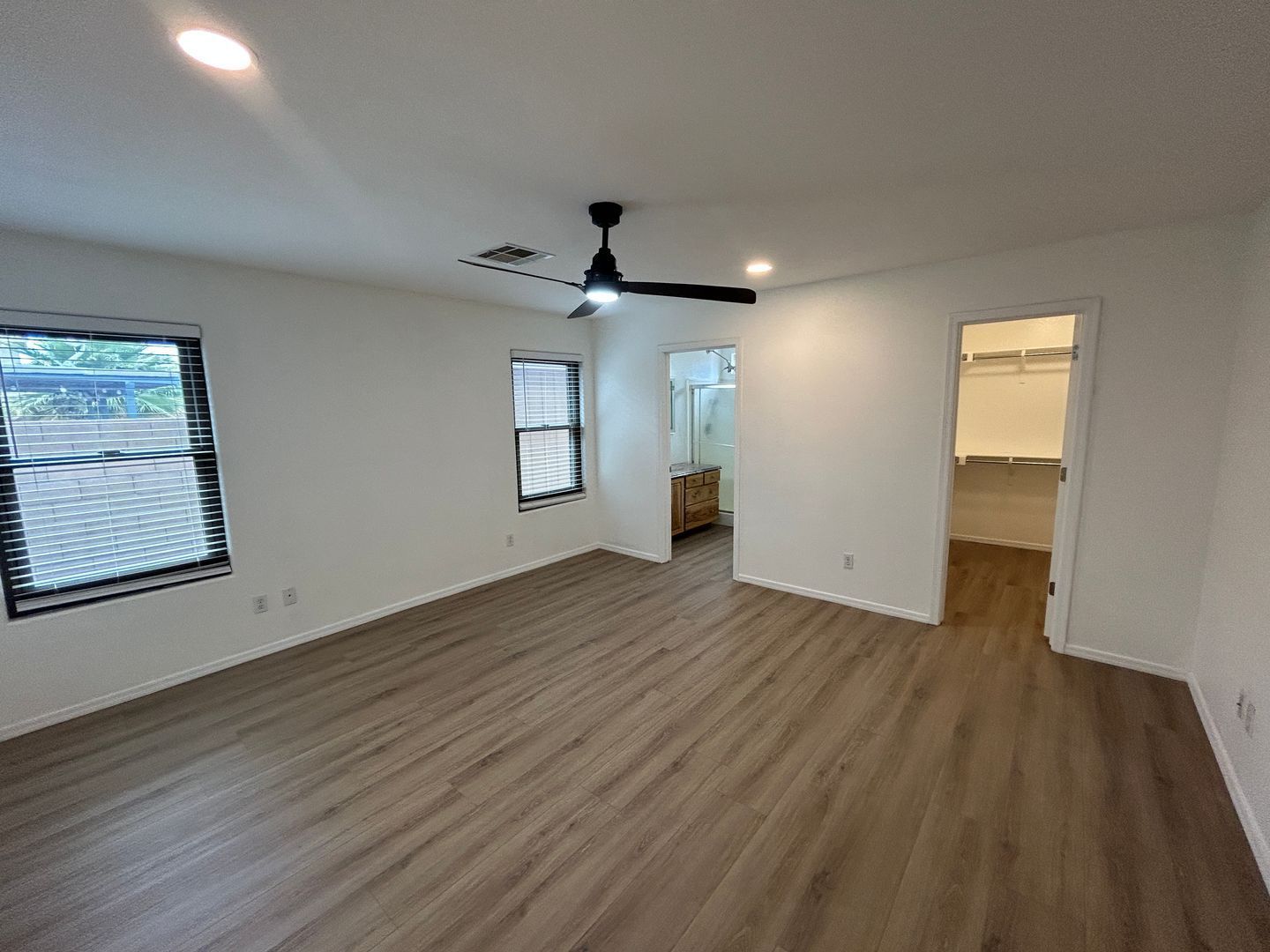 North Phoenix Home (3 bedrooms/2 bathrooms-plus den) ready for immediate move-in property image