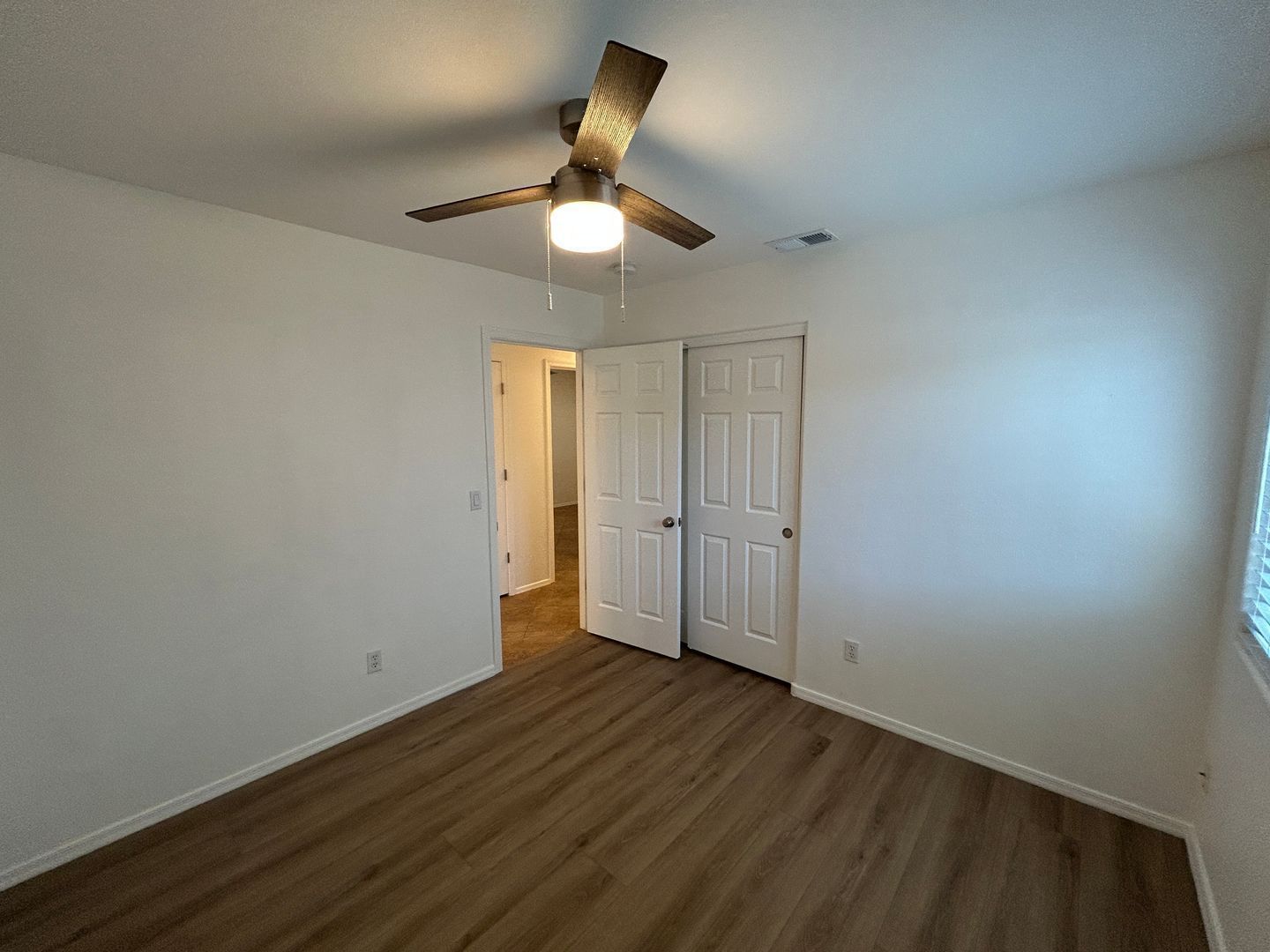 North Phoenix Home (3 bedrooms/2 bathrooms-plus den) ready for immediate move-in property image