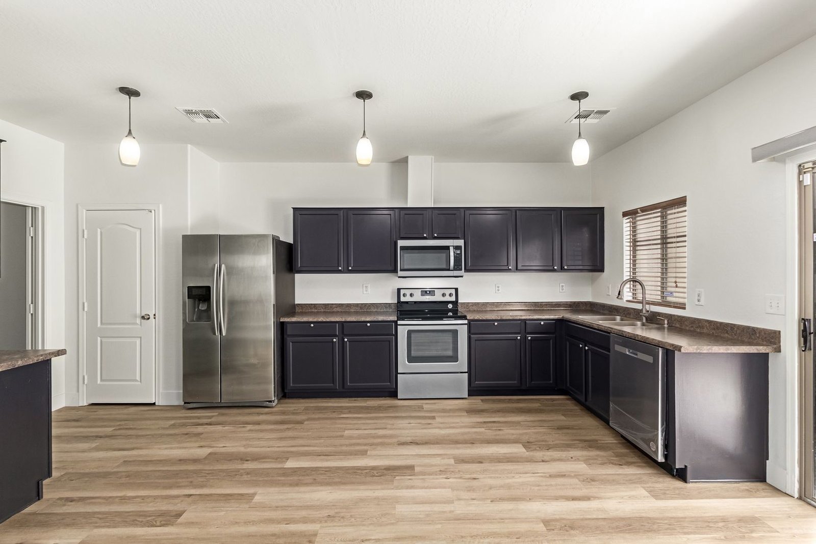 Fantastic 3 bedroom / 2.5 bathroom home in Peoria ready for an early July move-in!! property image