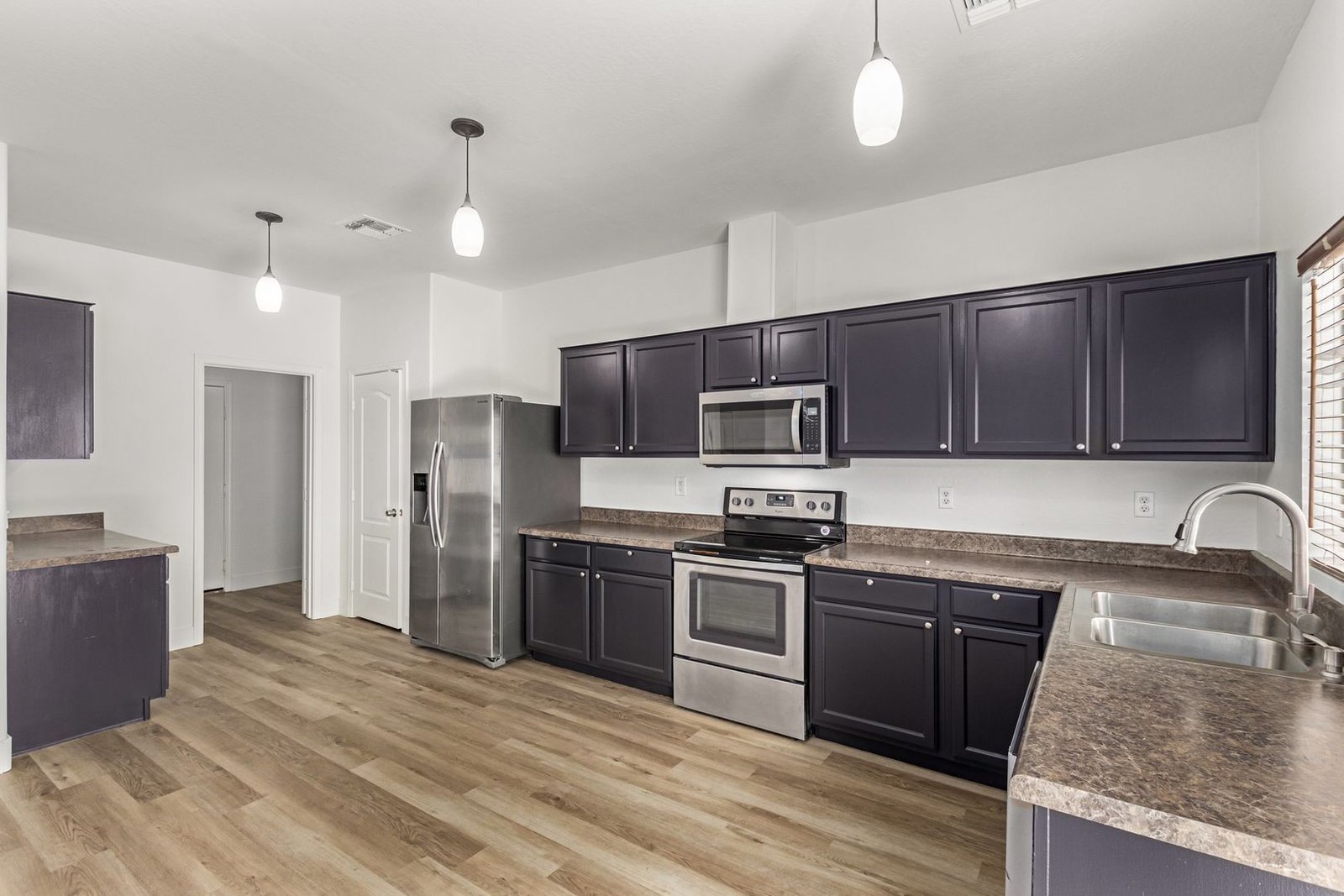 Fantastic 3 bedroom / 2.5 bathroom home in Peoria ready for an early July move-in!! property image
