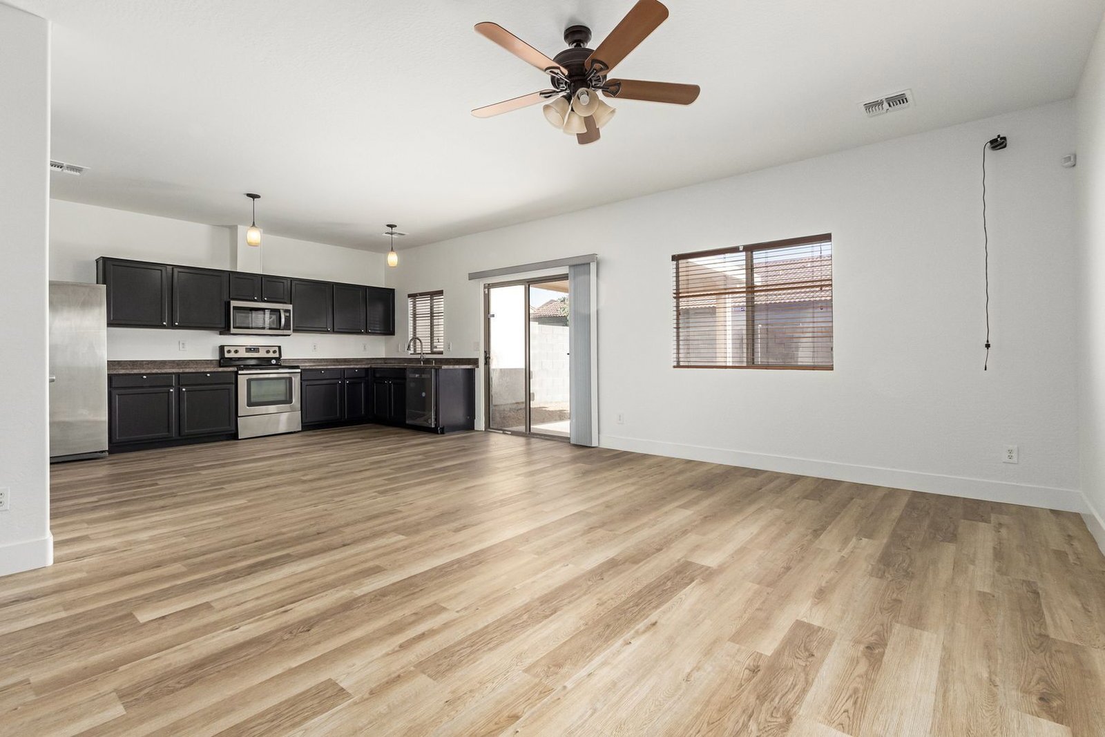Fantastic 3 bedroom / 2.5 bathroom home in Peoria ready for an early July move-in!! property image