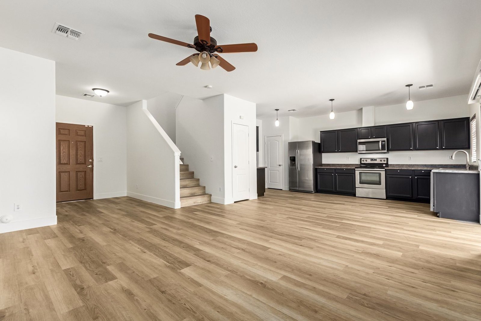 Fantastic 3 bedroom / 2.5 bathroom home in Peoria ready for an early July move-in!! property image
