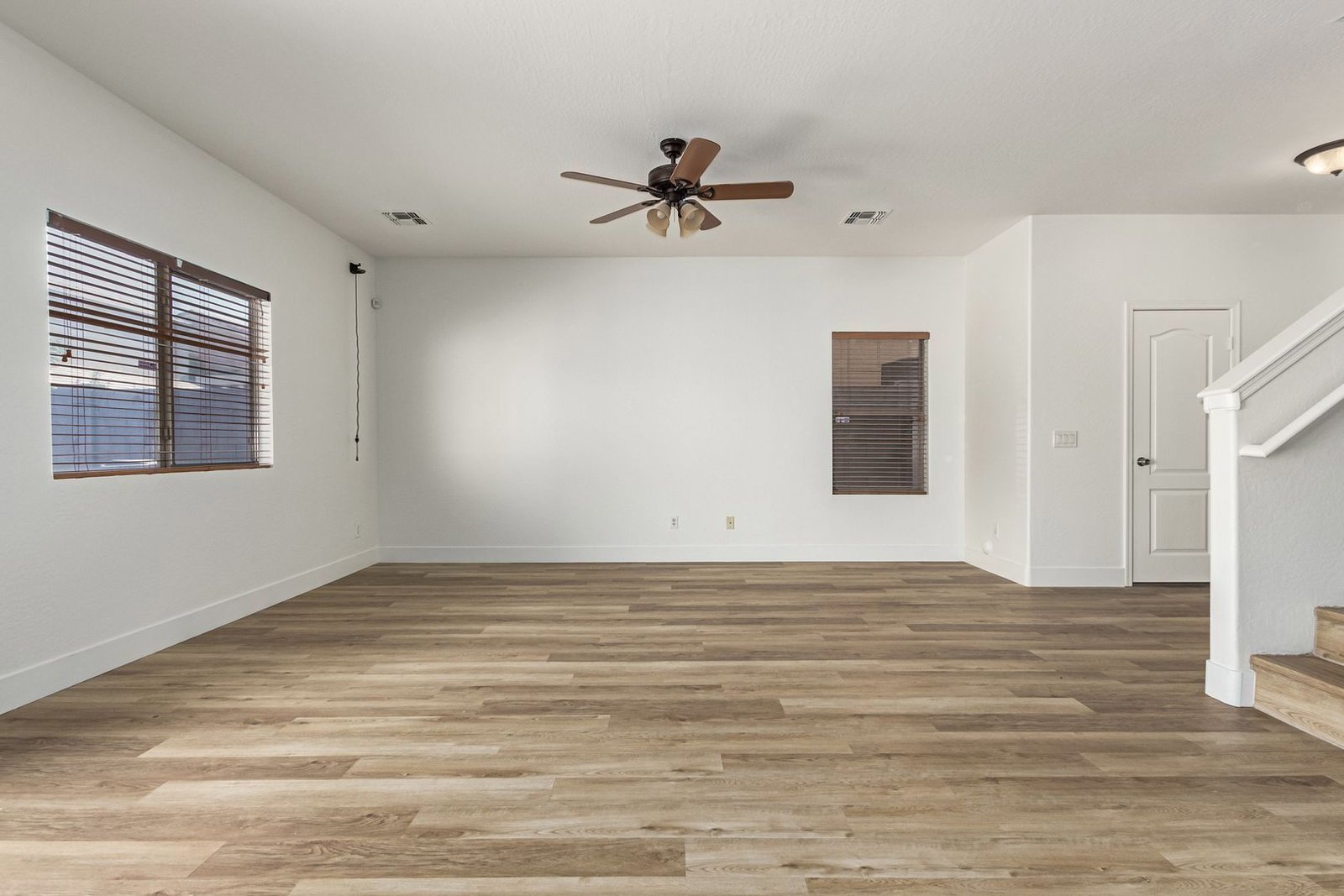Fantastic 3 bedroom / 2.5 bathroom home in Peoria ready for an early July move-in!! property image