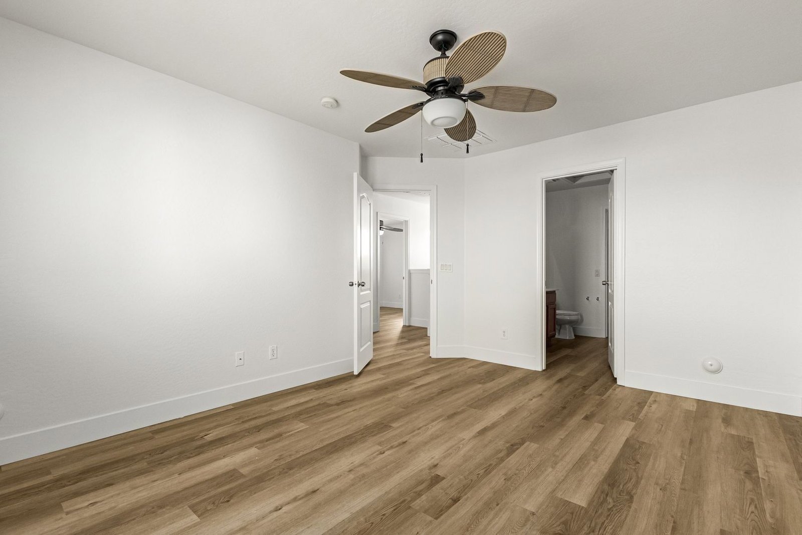 Fantastic 3 bedroom / 2.5 bathroom home in Peoria ready for an early July move-in!! property image