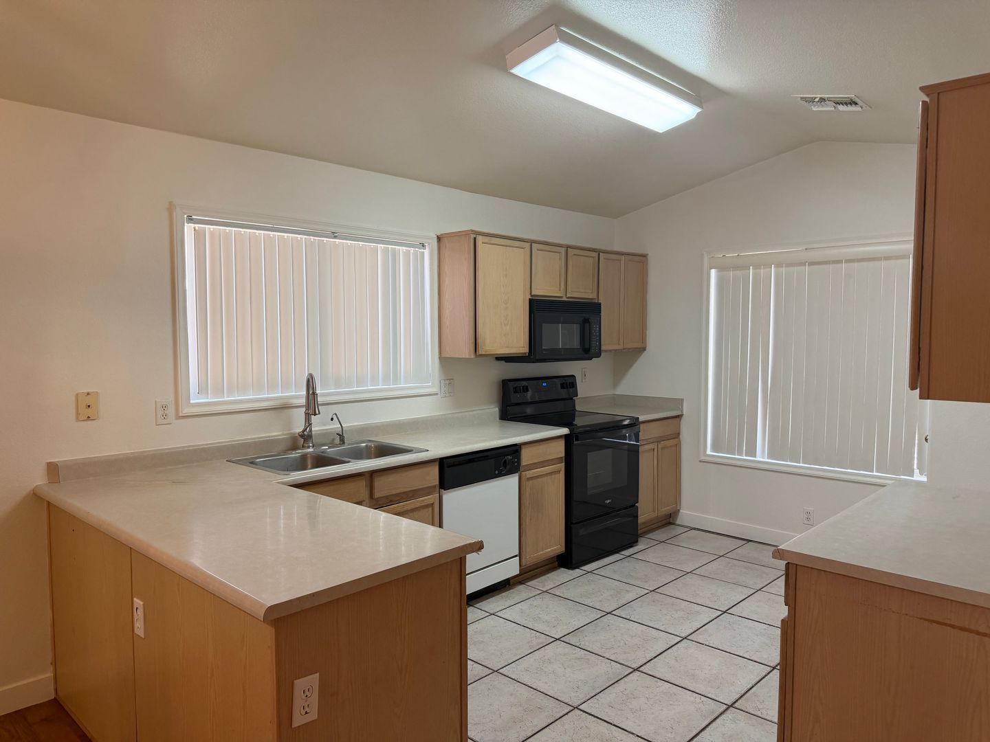 Beautiful 3 Bedroom, 2 Bathroom Home for Rent in Peoria ready for immediate Move in! property image