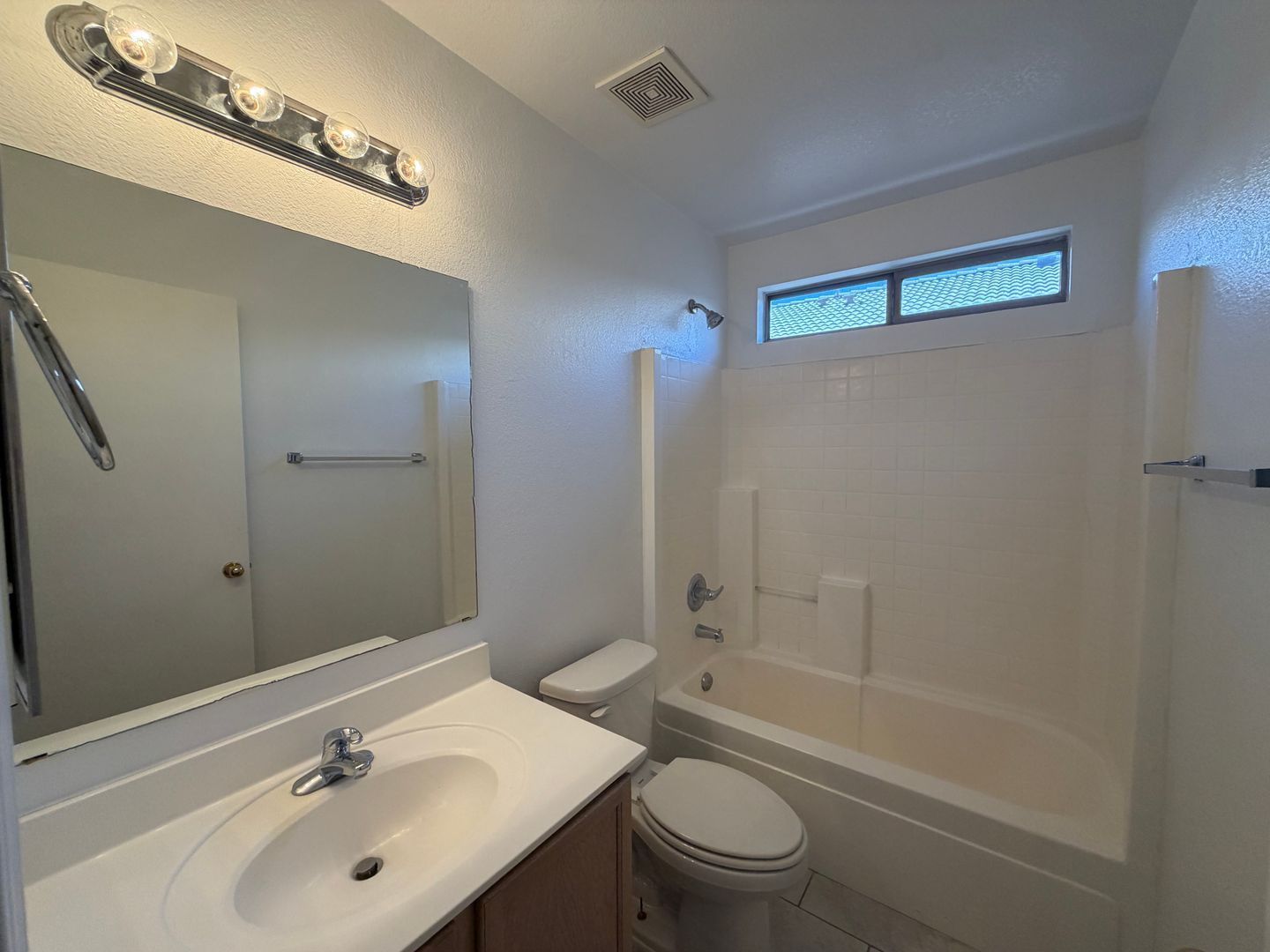 Beautiful 3 Bedroom, 2 Bathroom Home for Rent in Peoria ready for immediate Move in! property image