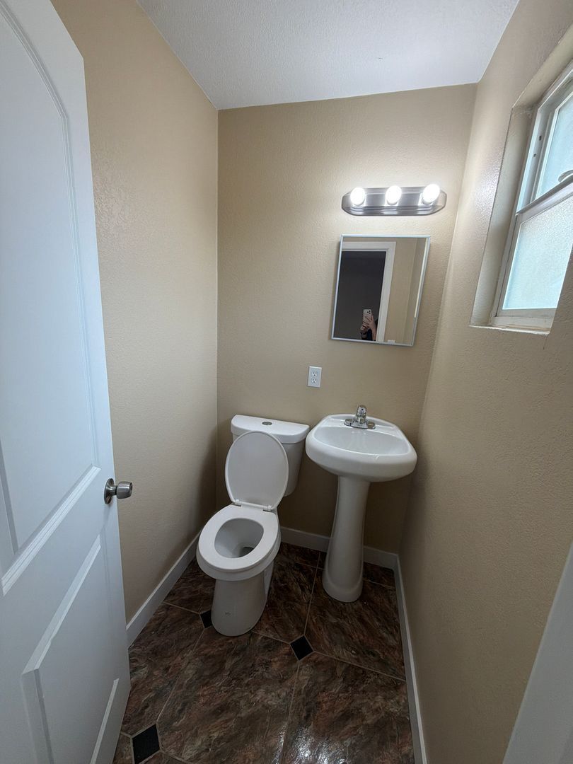 Available Now! Spacious 3-Bedroom Home with Huge Backyard in Phoenix property image