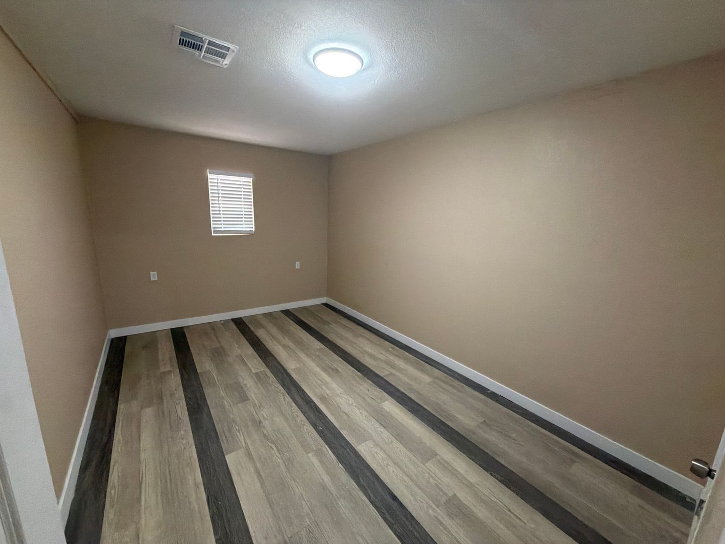 Available Now! Spacious 3-Bedroom Home with Huge Backyard in Phoenix property image