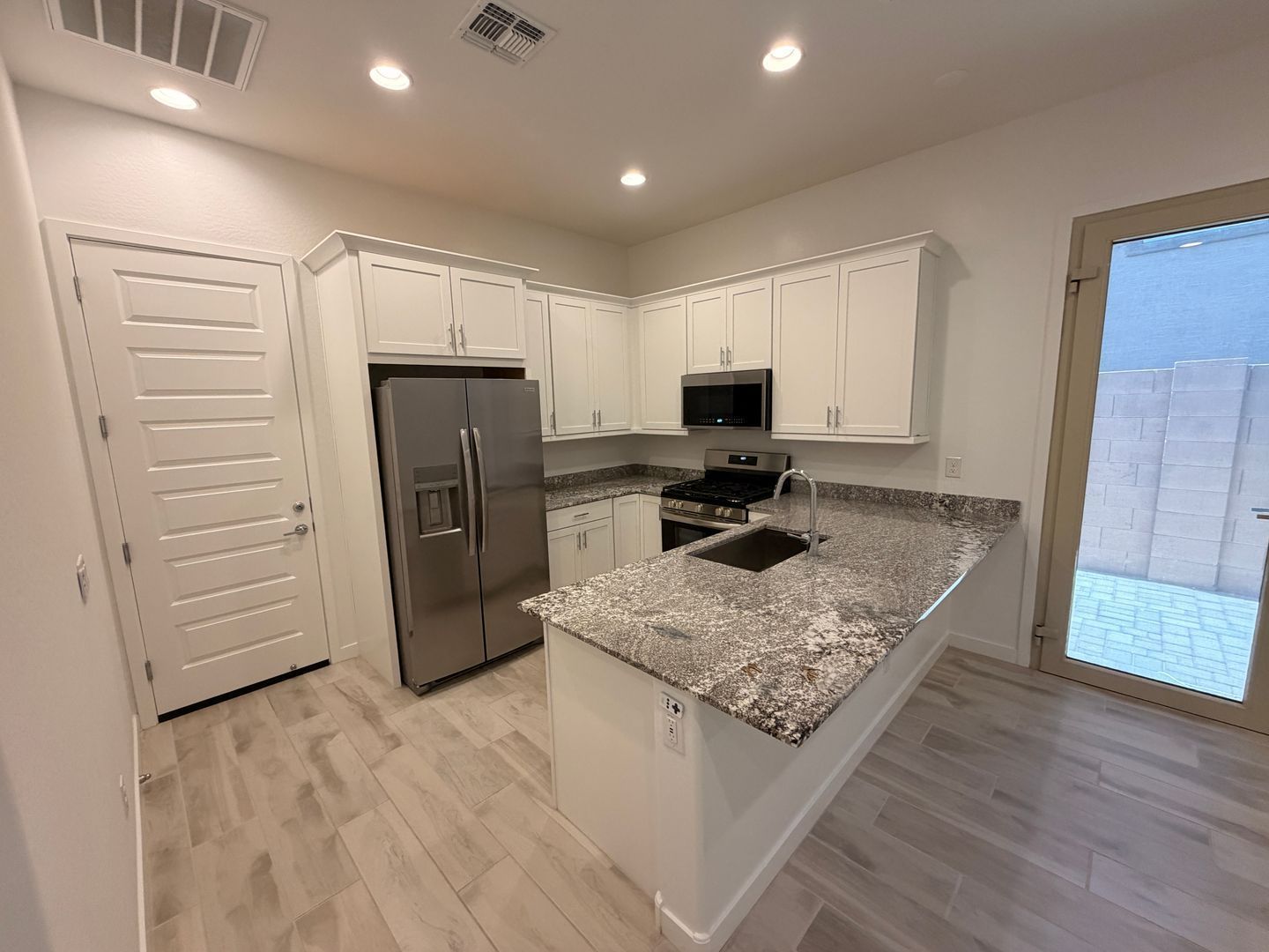 Beautiful 1 bedroom/1 bathroom CASITA available for immediate move-in property image