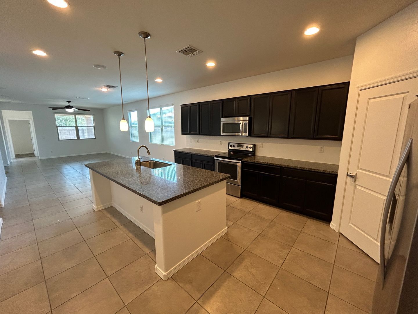 3 bedroom plus den / 2 bathroom home in Country Place available for mid September move-in !! property image