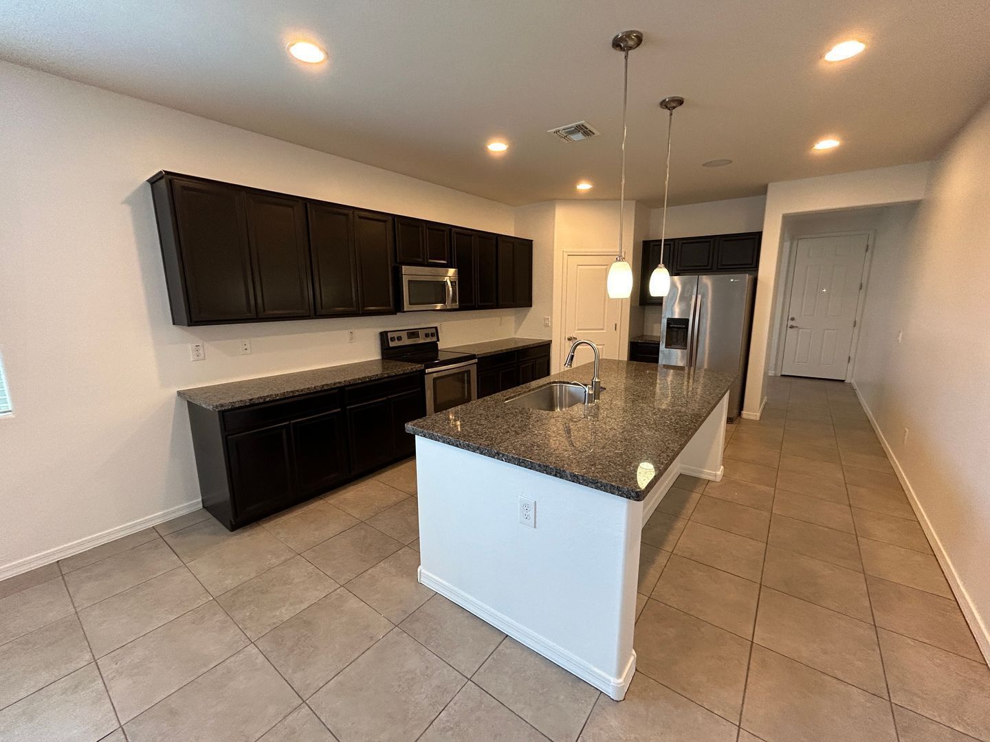 3 bedroom plus den / 2 bathroom home in Country Place available for mid September move-in !! property image