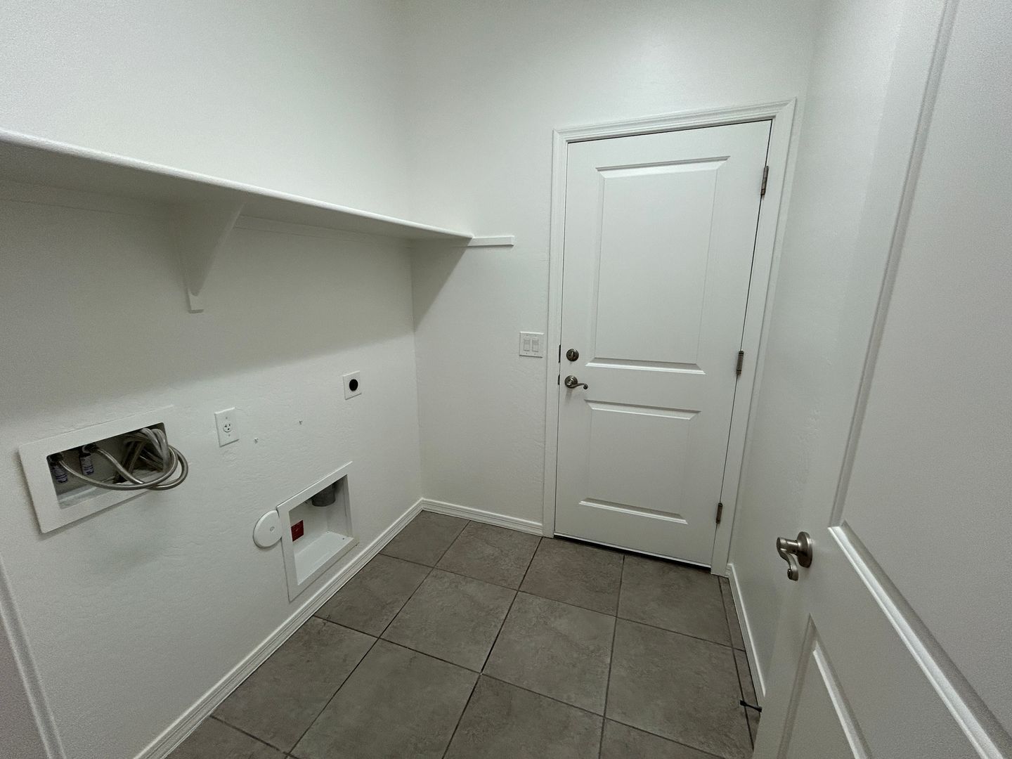 3 bedroom plus den / 2 bathroom home in Country Place available for mid September move-in !! property image
