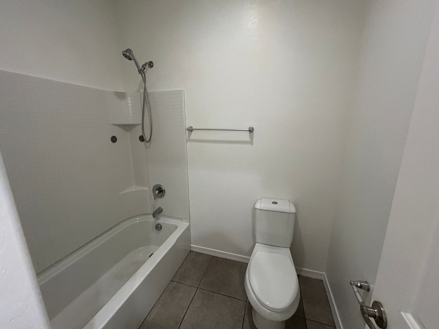 3 bedroom plus den / 2 bathroom home in Country Place available for mid September move-in !! property image