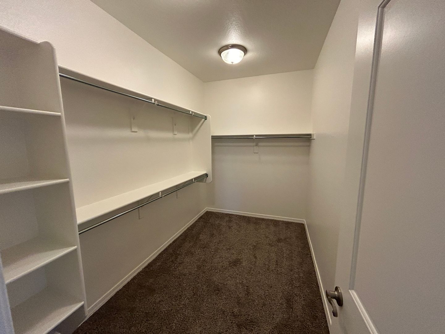 3 bedroom plus den / 2 bathroom home in Country Place available for mid September move-in !! property image