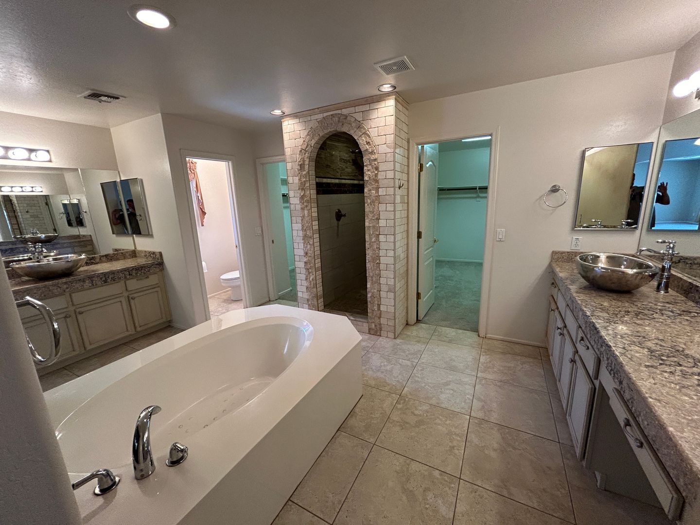 Beautiful 5 bedroom / 3.5 bathroom home in gated community in Litchfield Park - Early September Move in !! property image