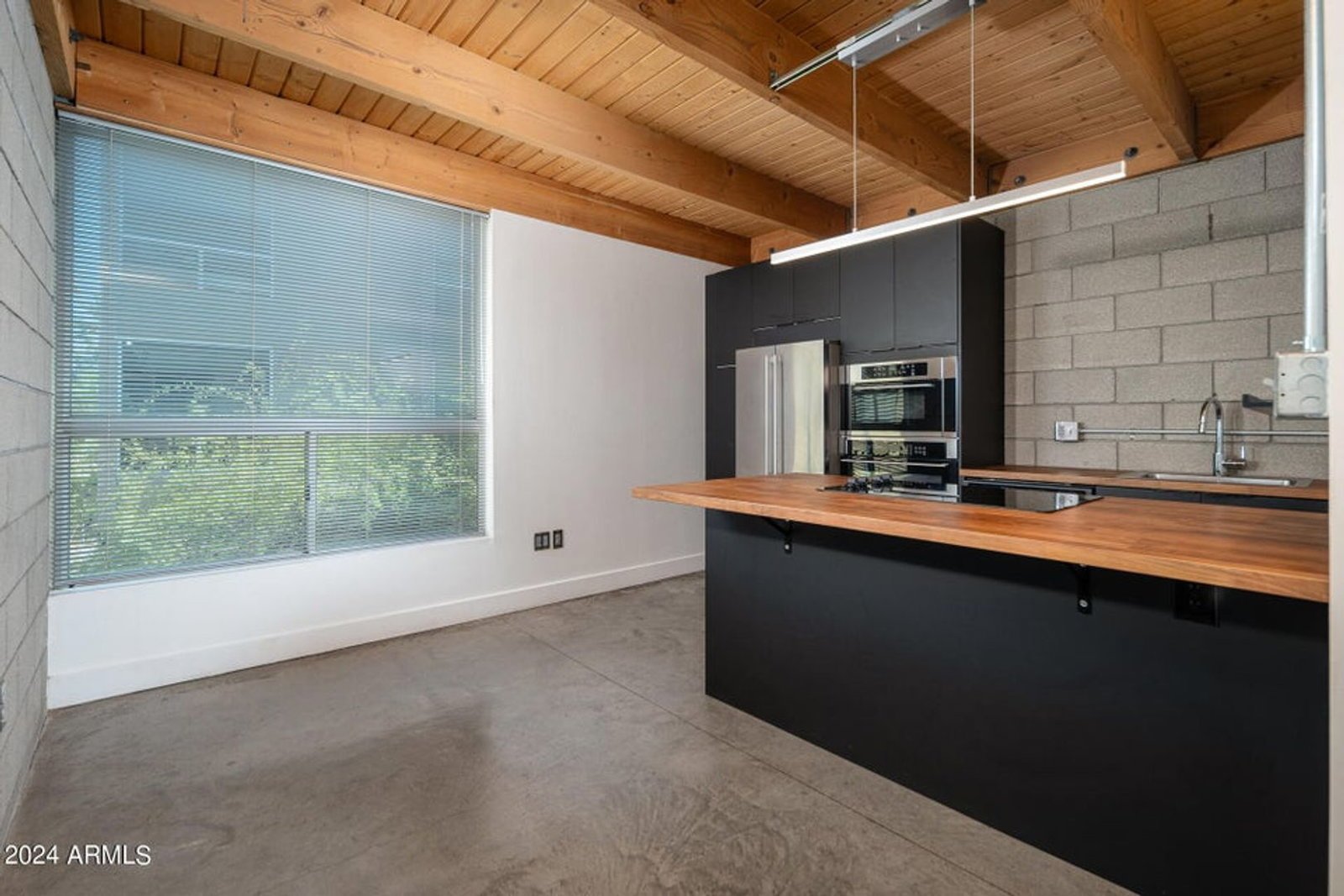 Incredible townhouse in downtown Phoenix ready for immediate move-in !! property image