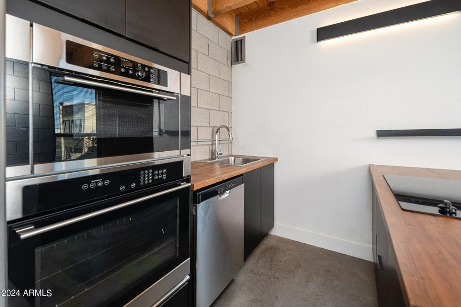 Incredible townhouse in downtown Phoenix ready for immediate move-in !! property image
