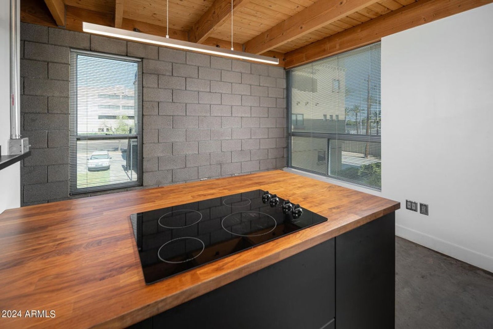 Incredible townhouse in downtown Phoenix ready for immediate move-in !! property image