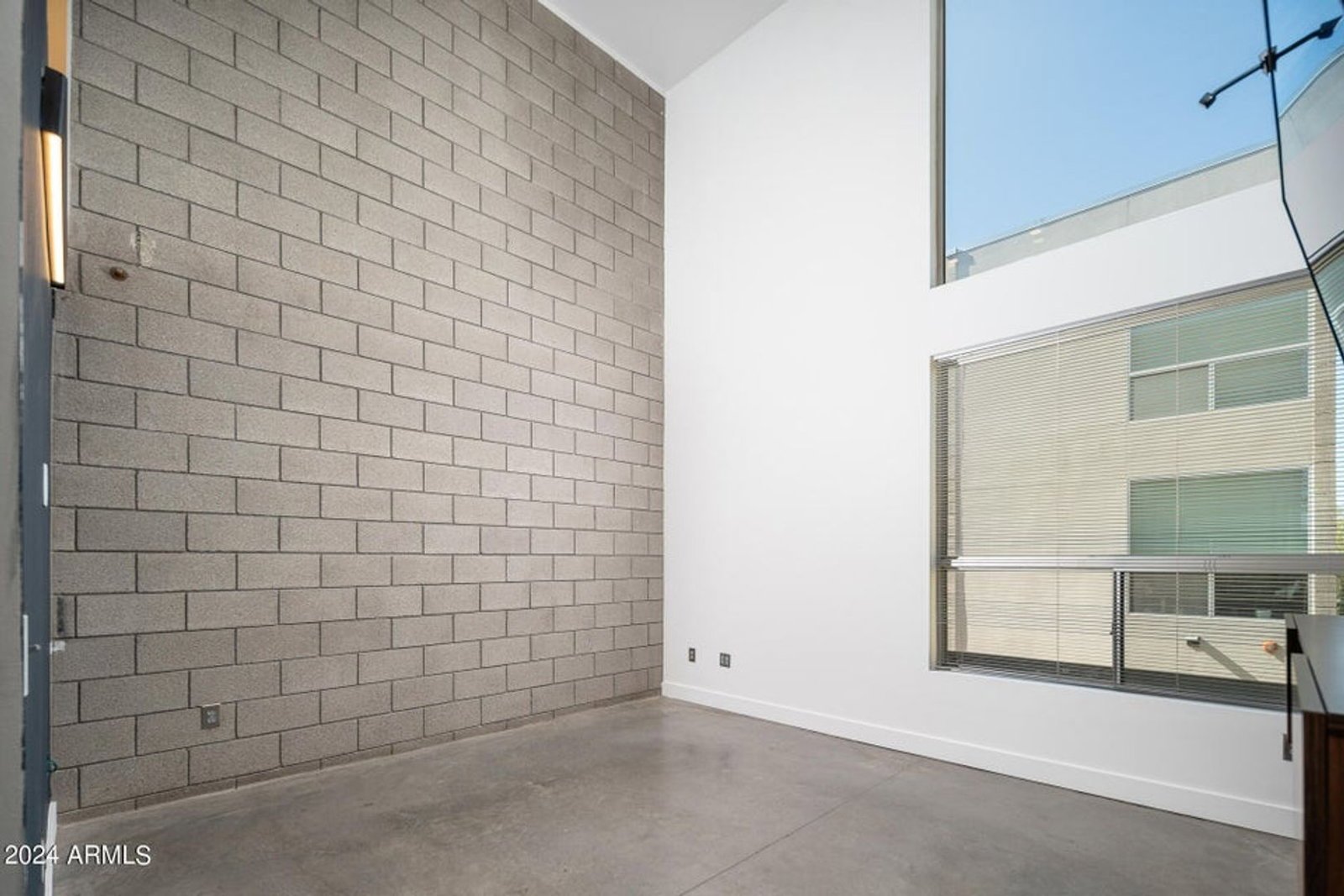 Incredible townhouse in downtown Phoenix ready for immediate move-in !! property image