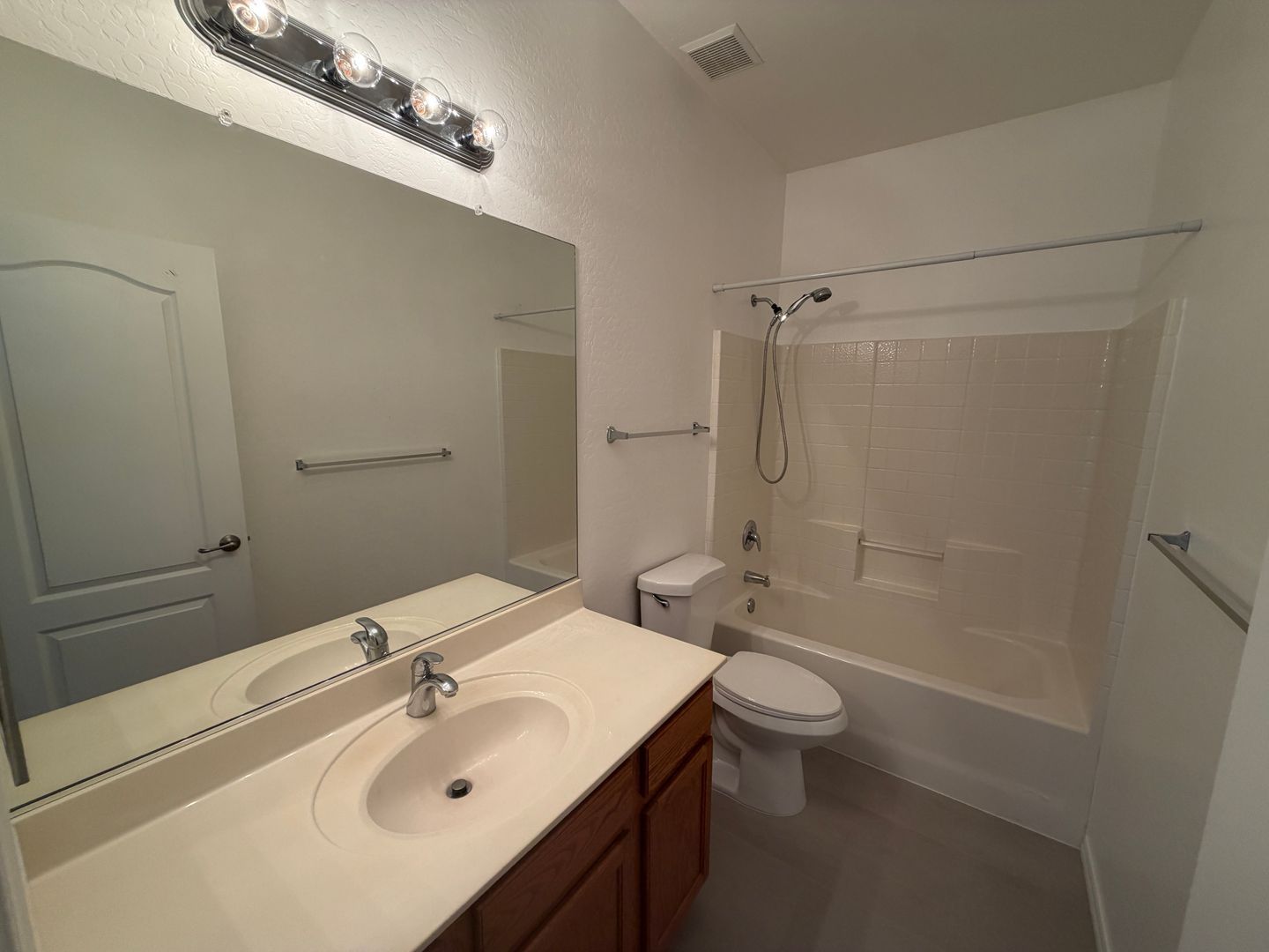 Spacious 4-Bedroom, 2-Bath Home in Glendale with a 3 car garage- Available Now! property image