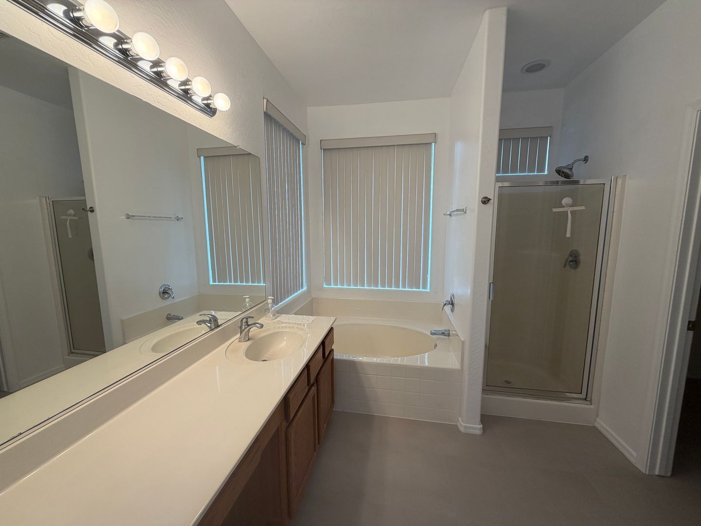 Spacious 4-Bedroom, 2-Bath Home in Glendale with a 3 car garage- Available Now! property image