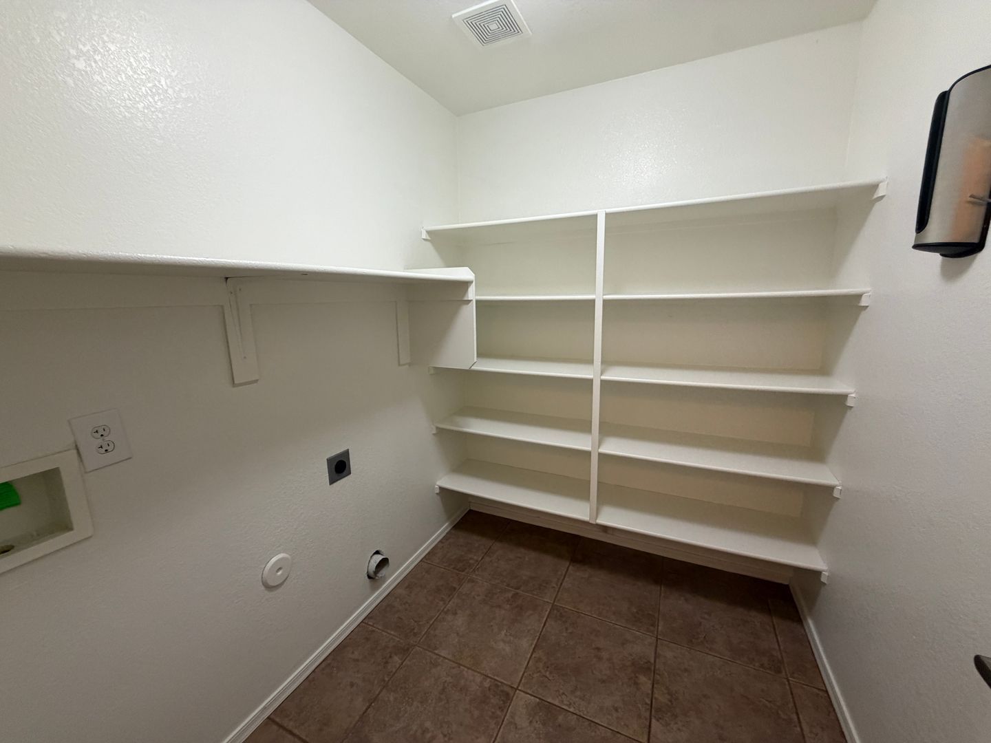 Spacious 3-Bedroom Home with Dog Run & Built-In Dog Door property image