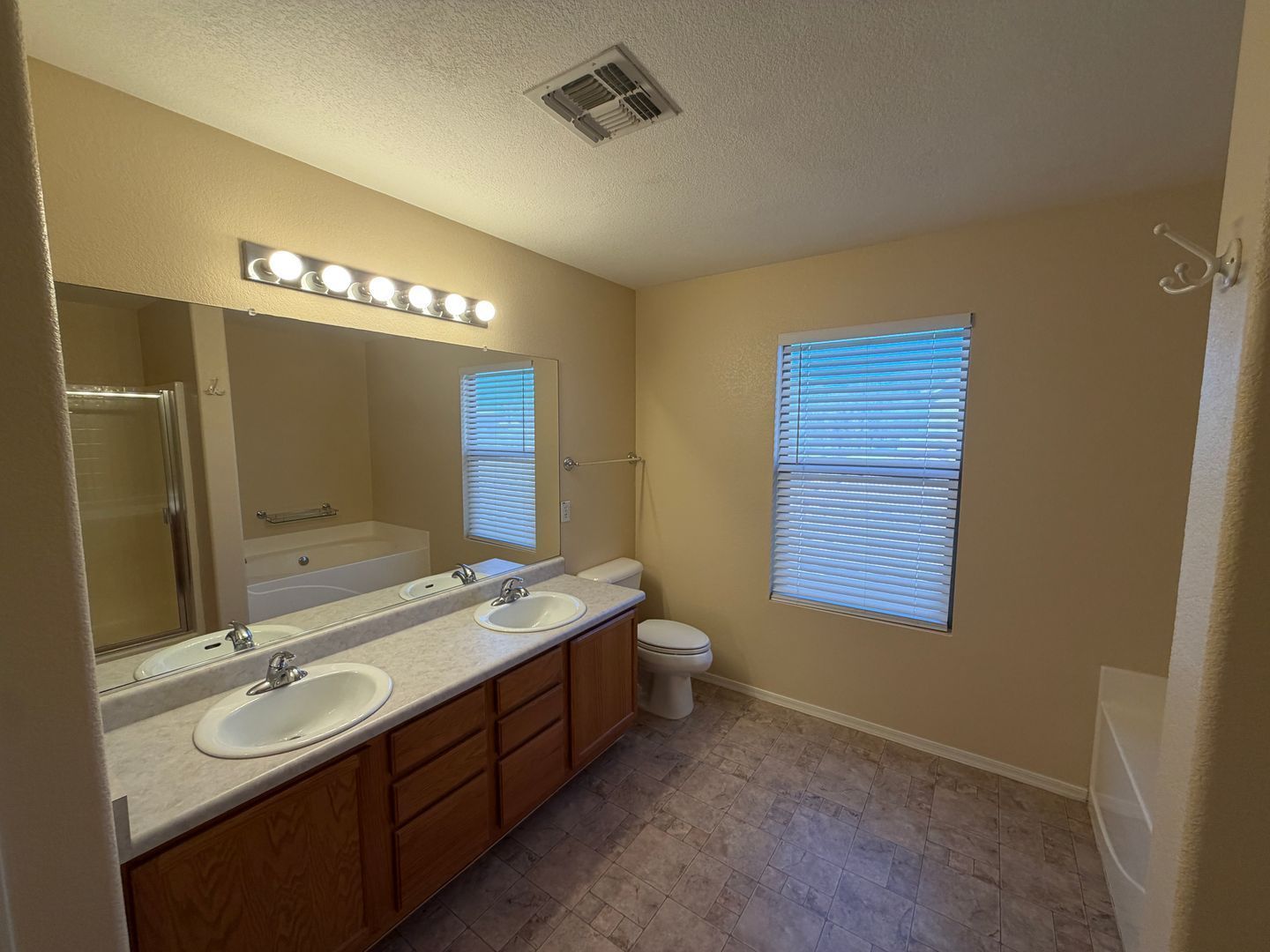 Spacious 3-Bedroom Home with Dog Run & Built-In Dog Door property image