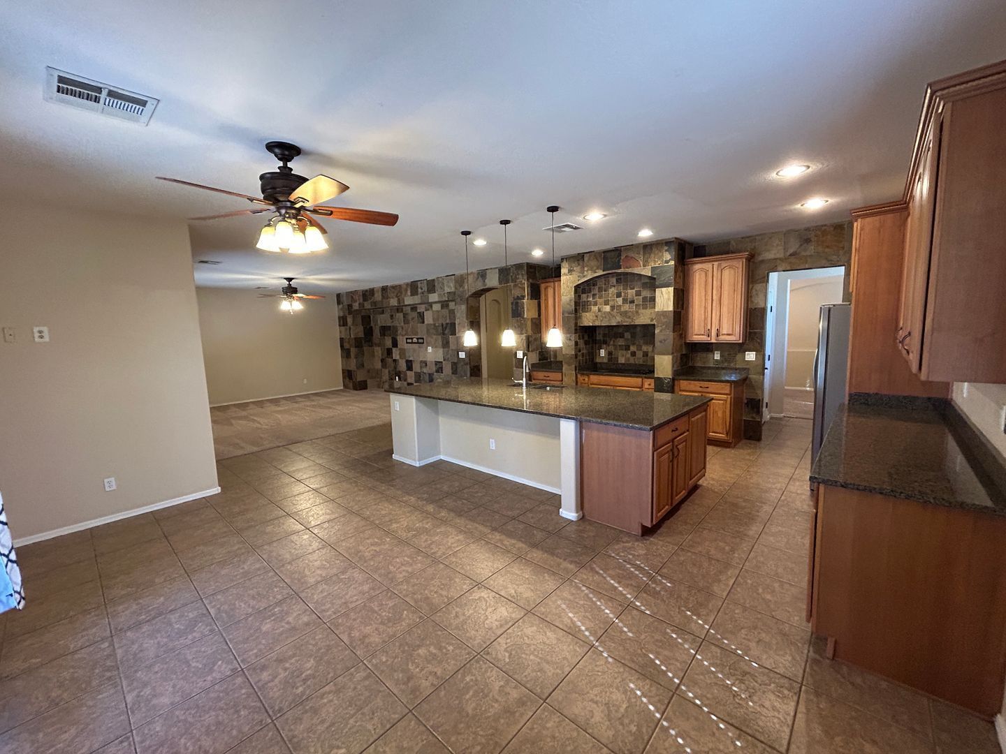 4 bedroom 2.5 bath home with a fenced pool and spa in Mountain Gate property image