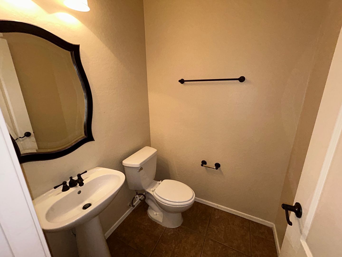 4 bedroom 2.5 bath home with a fenced pool and spa in Mountain Gate property image