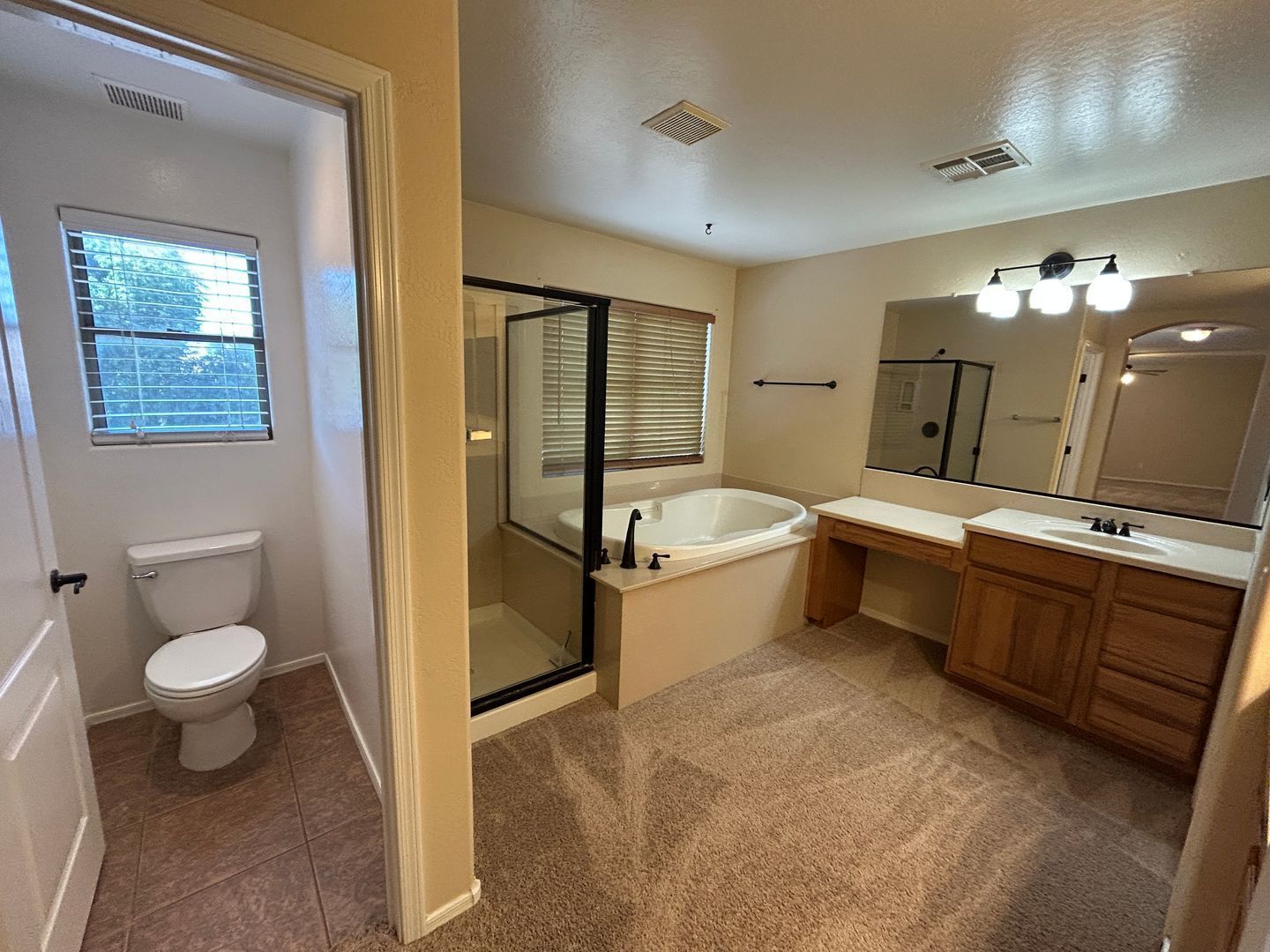 4 bedroom 2.5 bath home with a fenced pool and spa in Mountain Gate property image