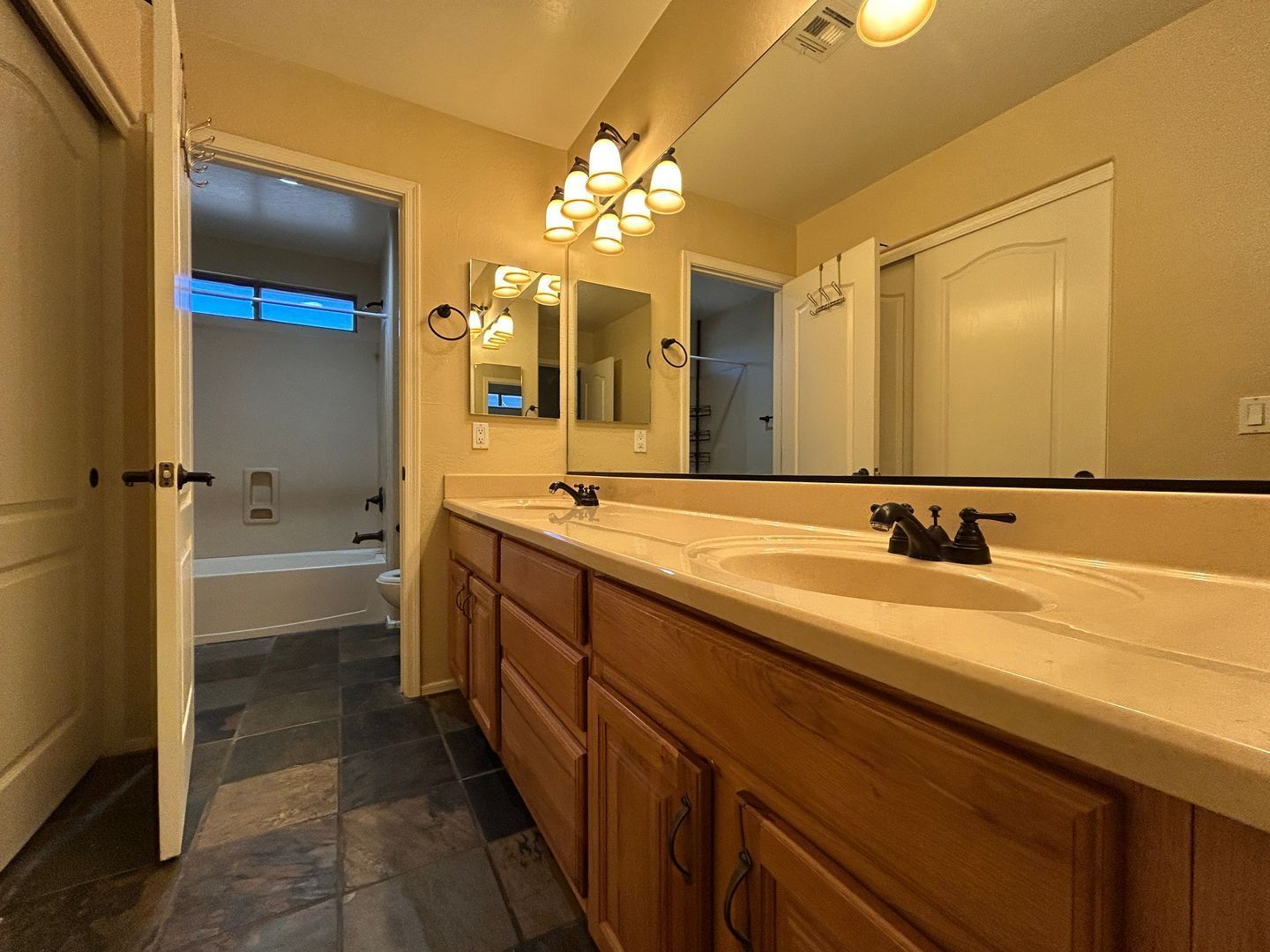 4 bedroom 2.5 bath home with a fenced pool and spa in Mountain Gate property image