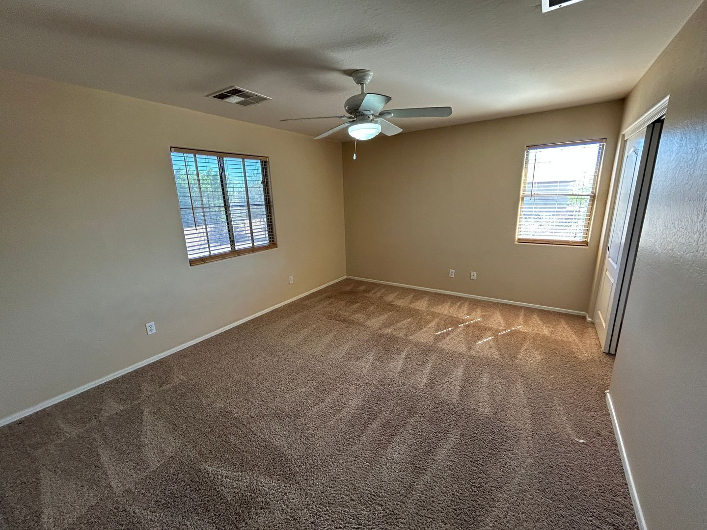 4 bedroom 2.5 bath home with a fenced pool and spa in Mountain Gate property image