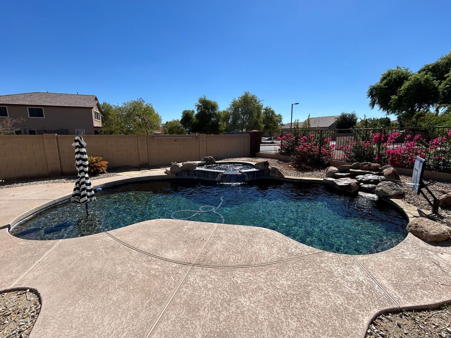 4 bedroom 2.5 bath home with a fenced pool and spa in Mountain Gate property image