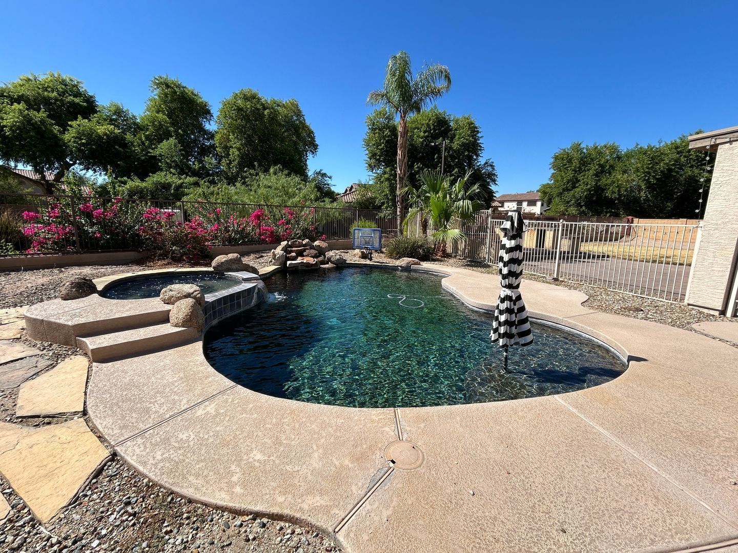 4 bedroom 2.5 bath home with a fenced pool and spa in Mountain Gate property image
