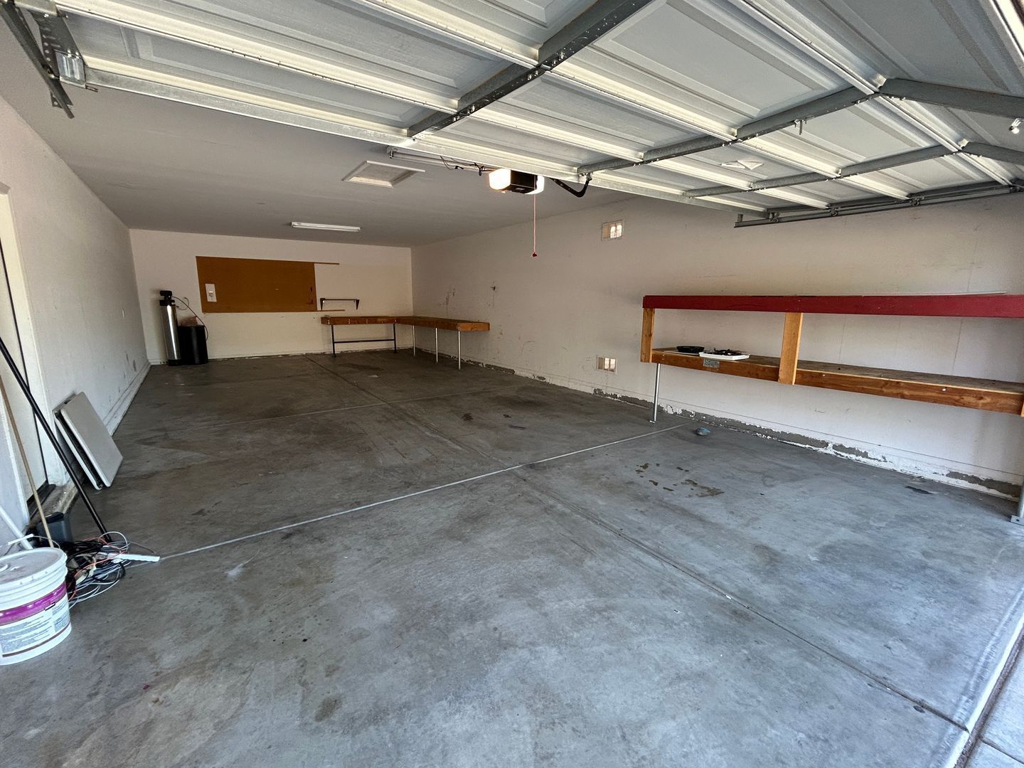 4 bedroom 2.5 bath home with a fenced pool and spa in Mountain Gate property image