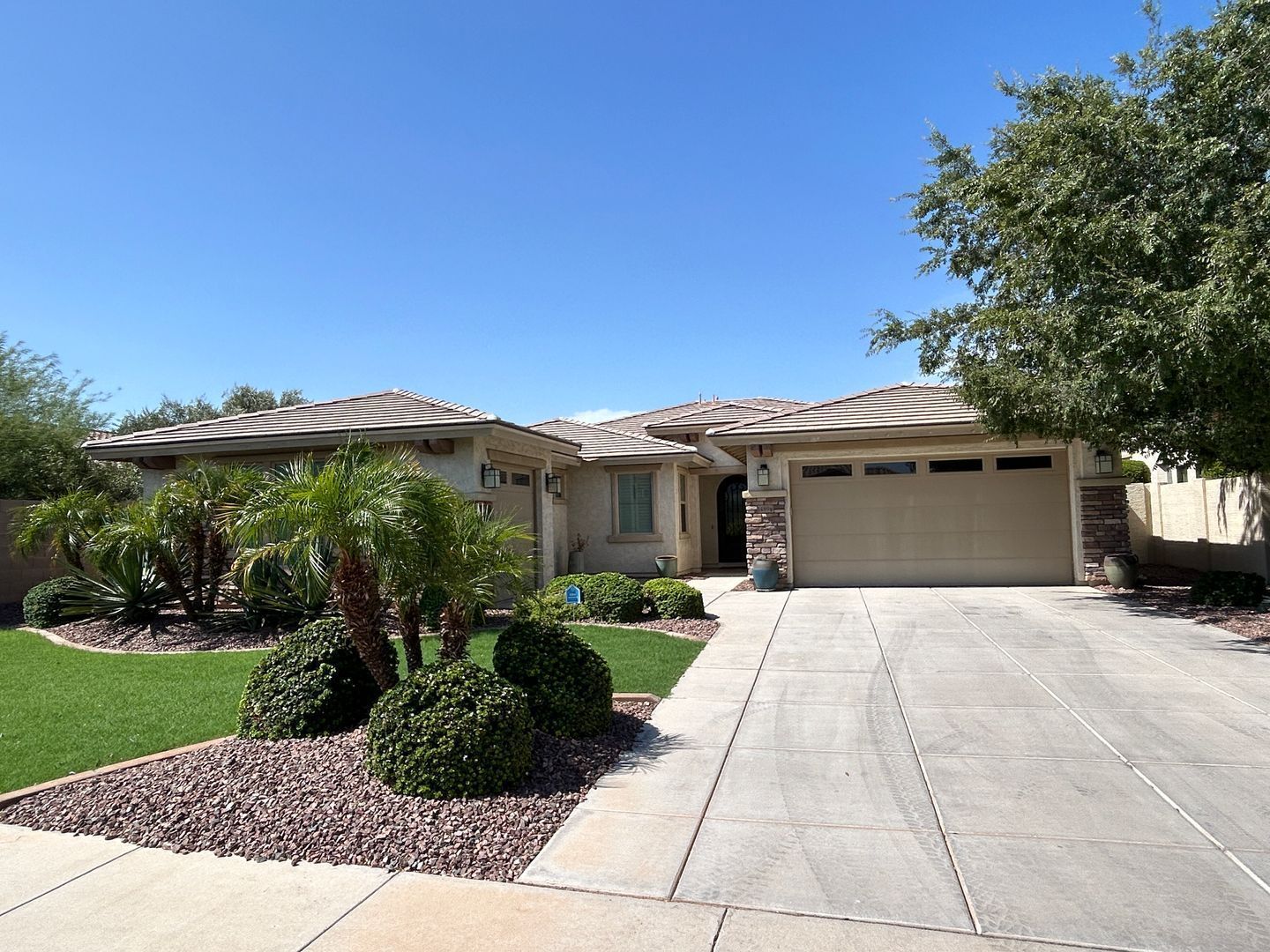 Absolutely Gorgeous SOLAR 4 bedroom home, den and 2.5 bathrooms in Litchfield Park property image