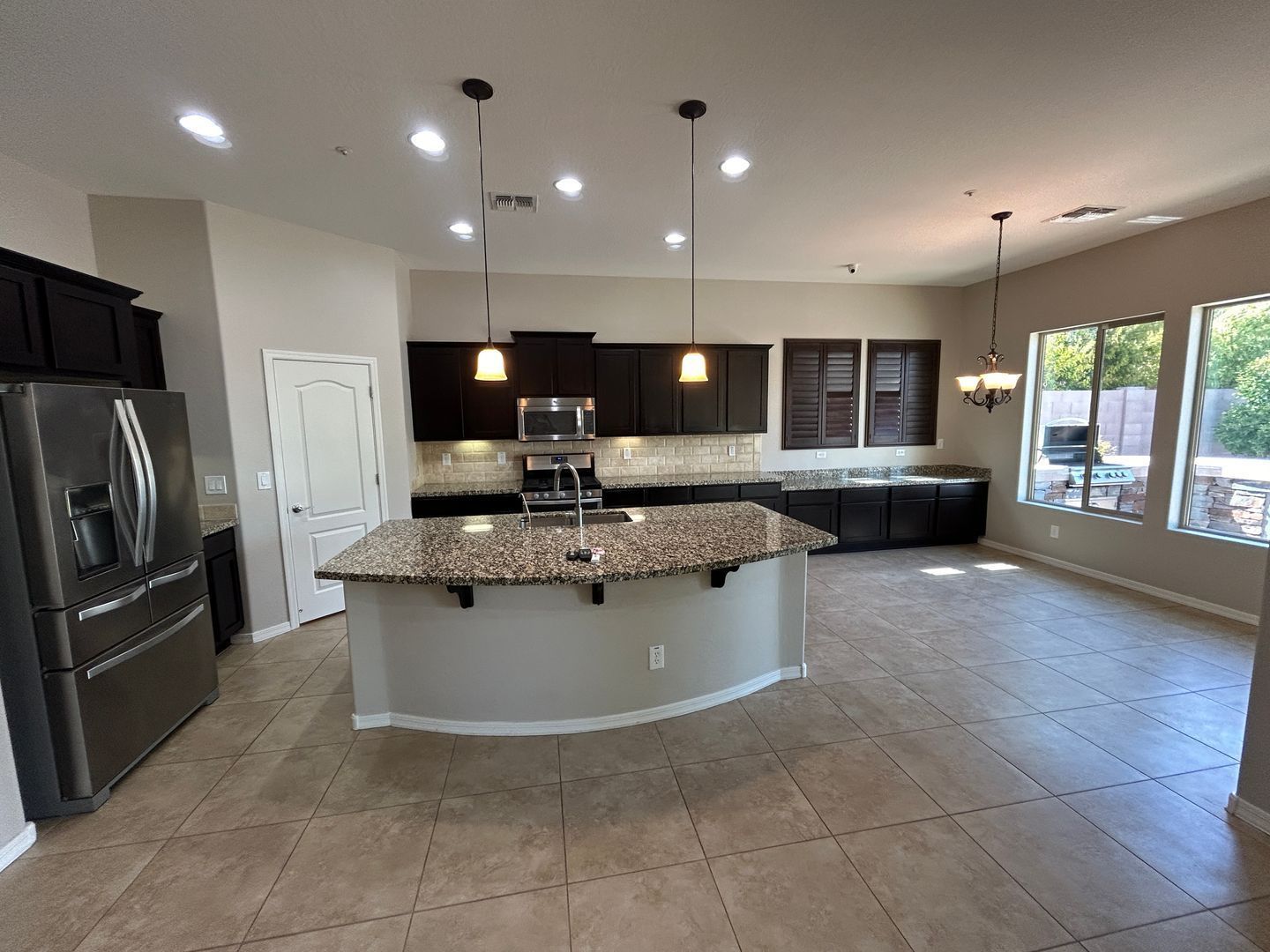 Absolutely Gorgeous SOLAR 4 bedroom home, den and 2.5 bathrooms in Litchfield Park property image