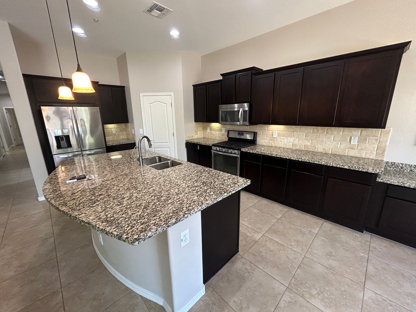 Absolutely Gorgeous SOLAR 4 bedroom home, den and 2.5 bathrooms in Litchfield Park property image
