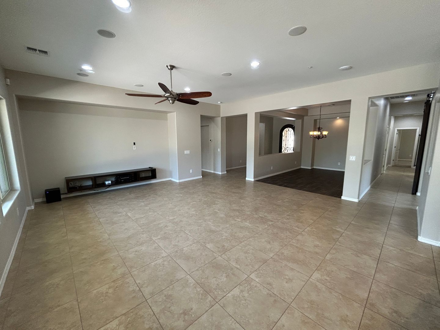 Absolutely Gorgeous SOLAR 4 bedroom home, den and 2.5 bathrooms in Litchfield Park property image