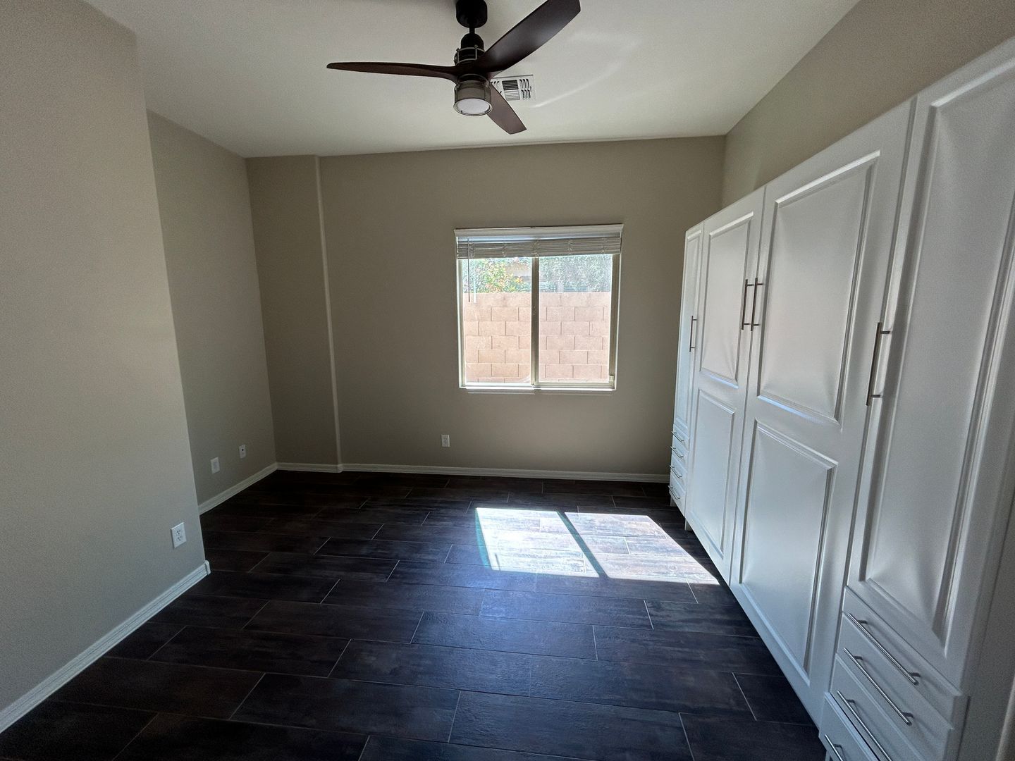 Absolutely Gorgeous SOLAR 4 bedroom home, den and 2.5 bathrooms in Litchfield Park property image
