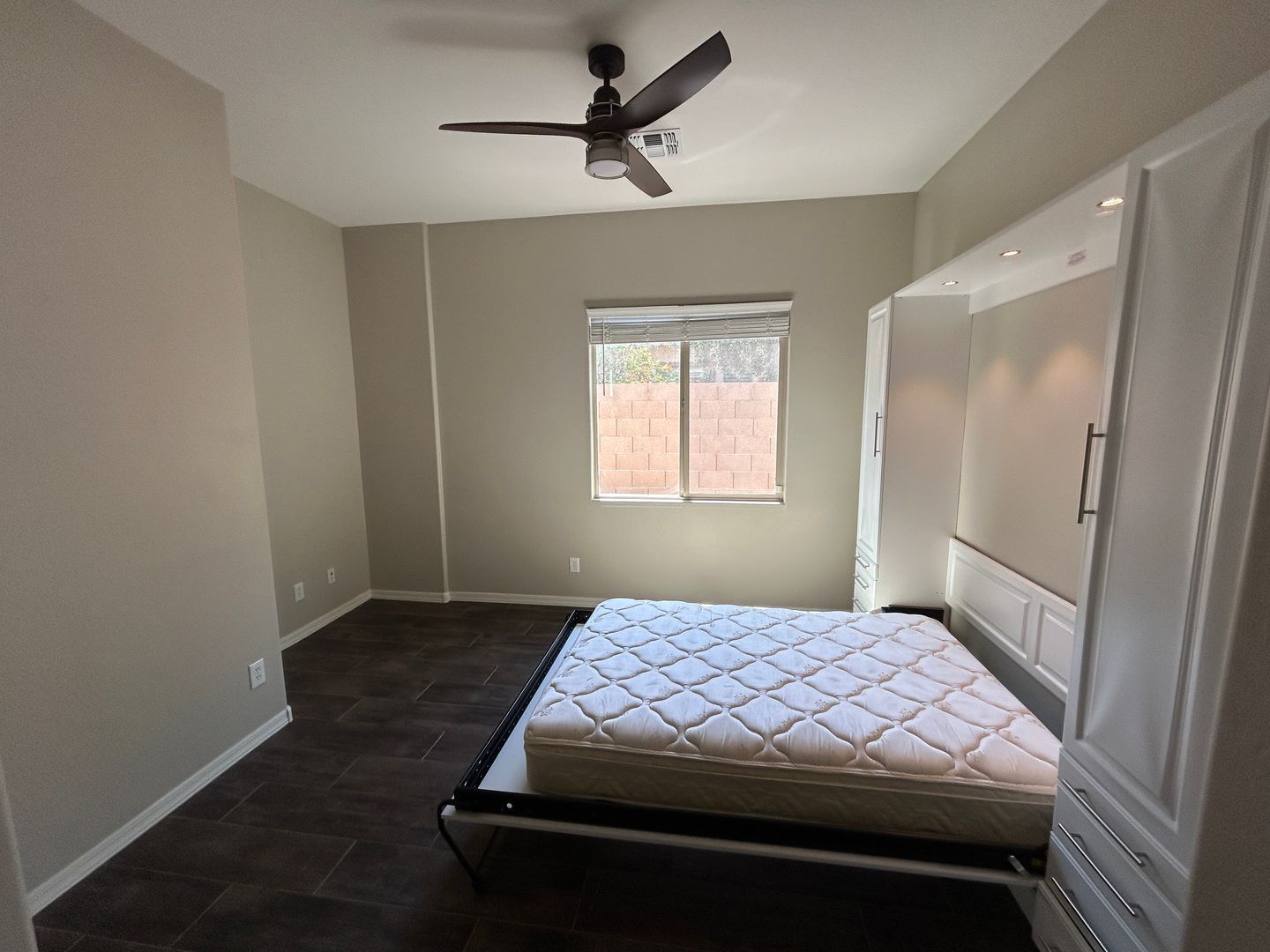 Absolutely Gorgeous SOLAR 4 bedroom home, den and 2.5 bathrooms in Litchfield Park property image