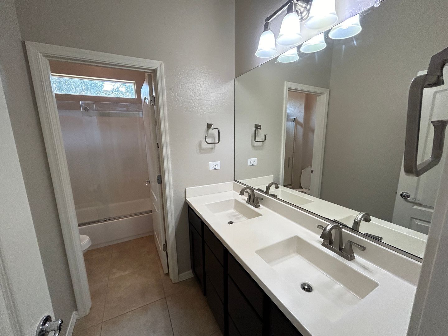 Absolutely Gorgeous SOLAR 4 bedroom home, den and 2.5 bathrooms in Litchfield Park property image