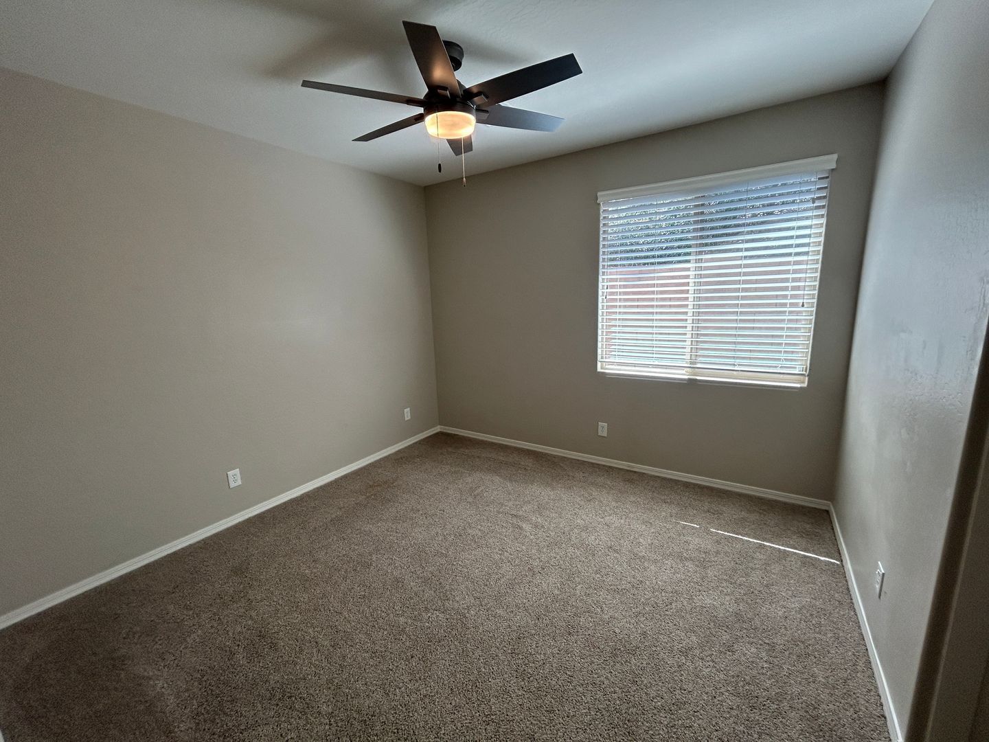 Absolutely Gorgeous SOLAR 4 bedroom home, den and 2.5 bathrooms in Litchfield Park property image