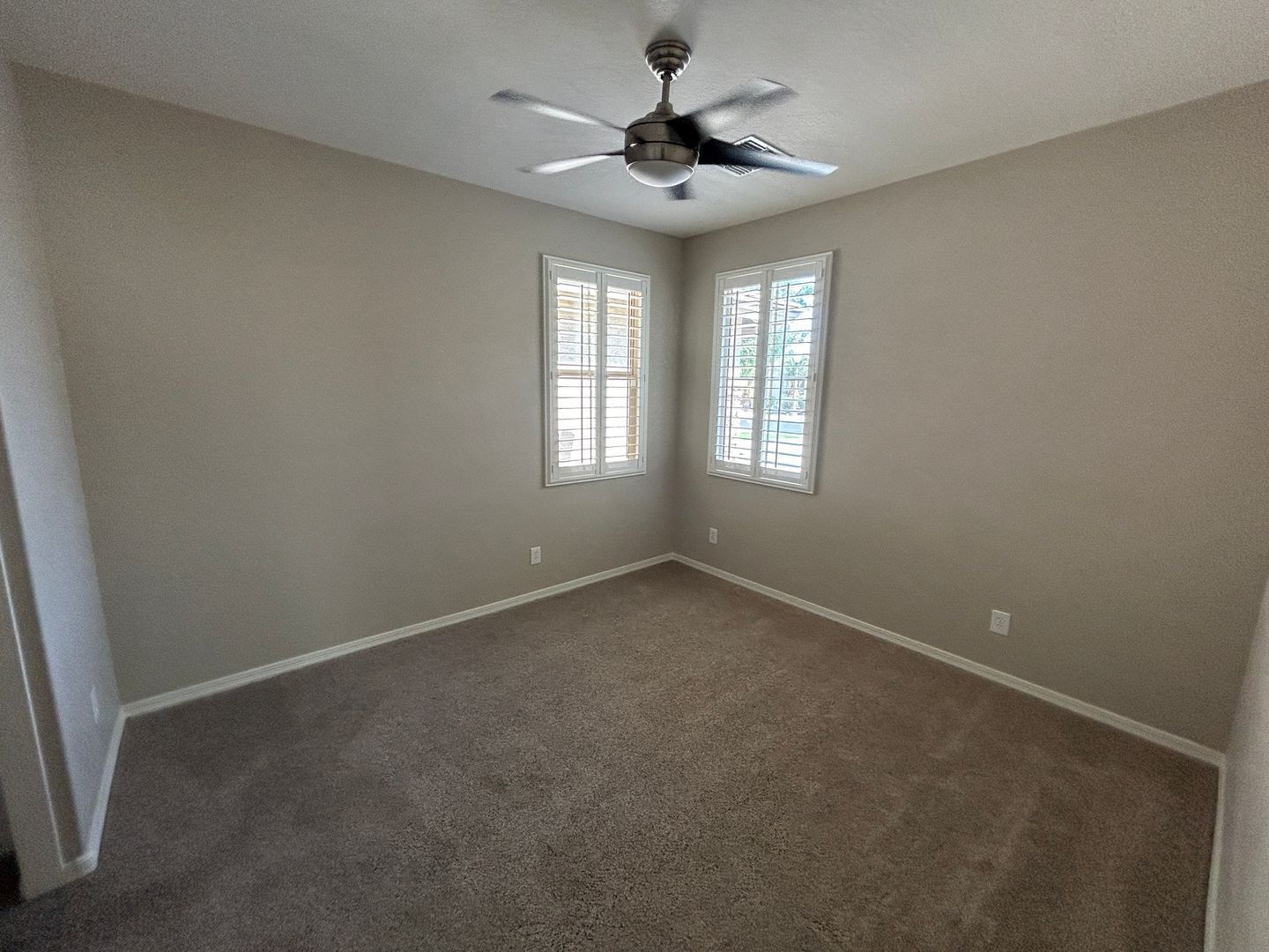 Absolutely Gorgeous SOLAR 4 bedroom home, den and 2.5 bathrooms in Litchfield Park property image