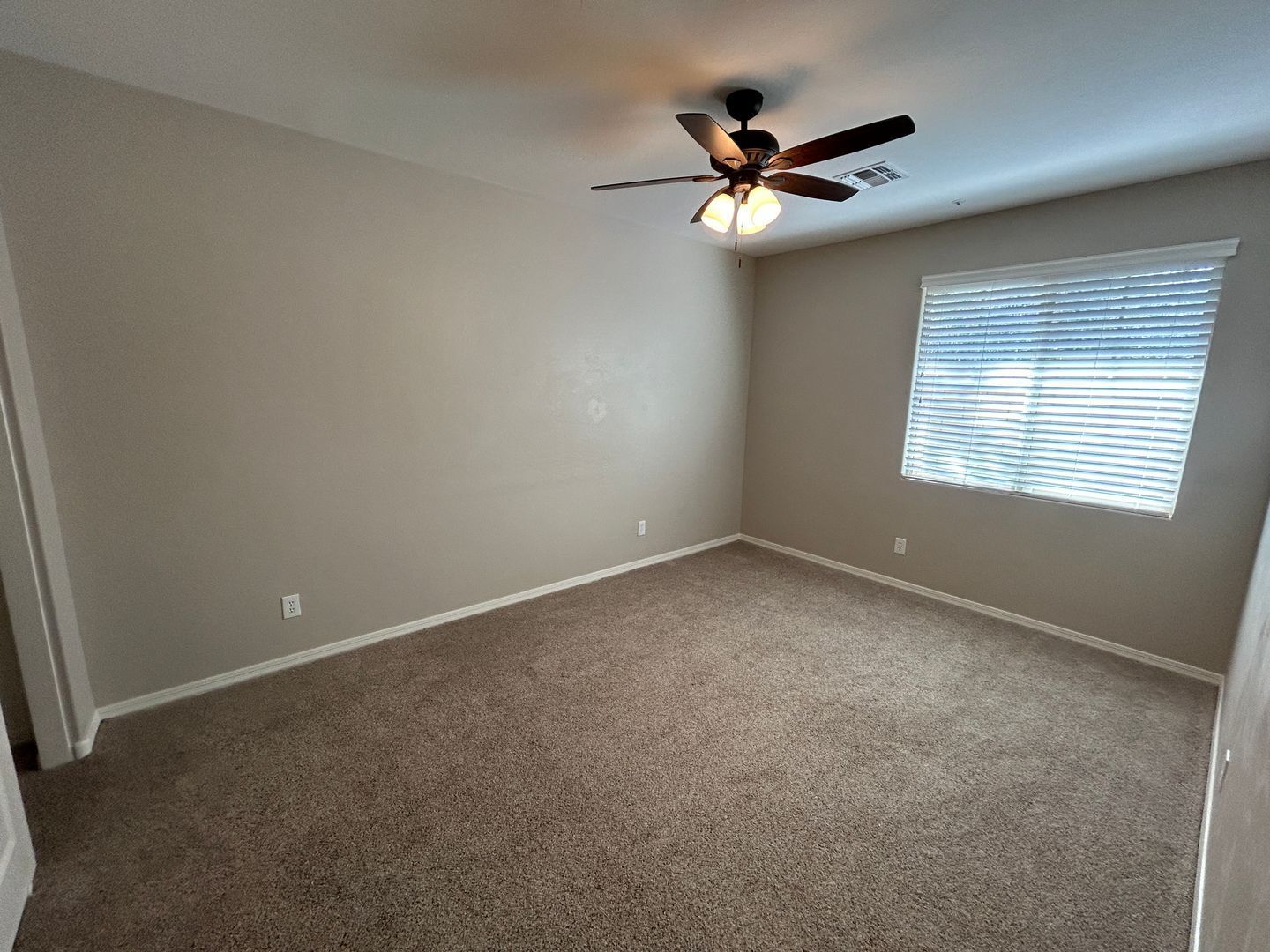 Absolutely Gorgeous SOLAR 4 bedroom home, den and 2.5 bathrooms in Litchfield Park property image